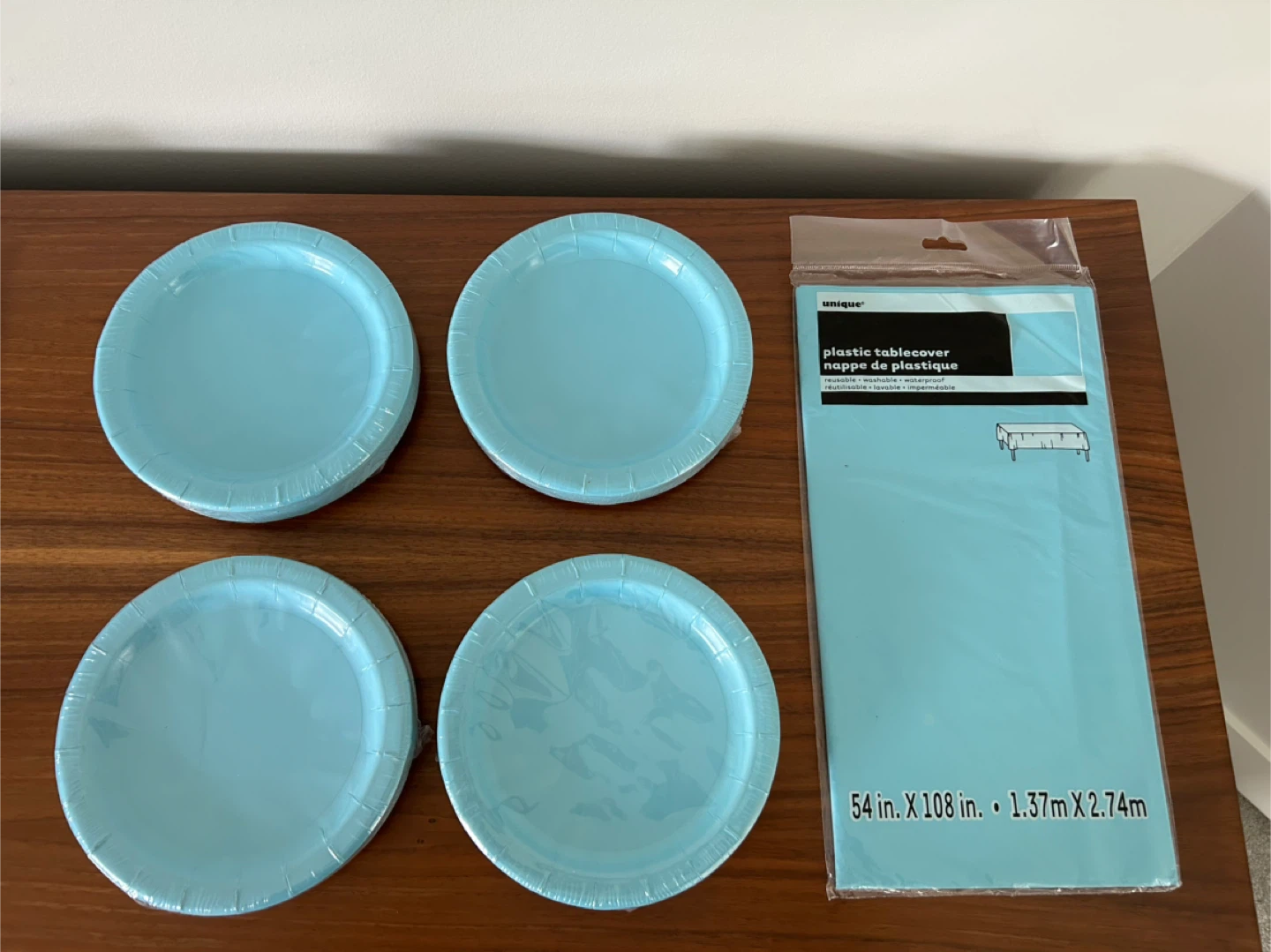 Party Bundle – Plates + Tablecloth (Brand New)