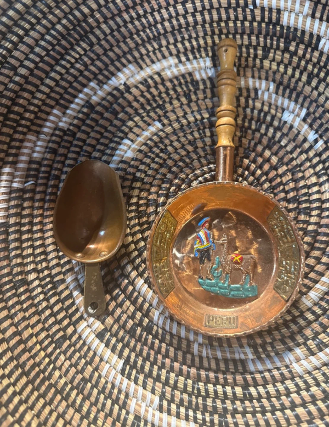 Copper decorative plate with wooden handle and scoop - photo 4
