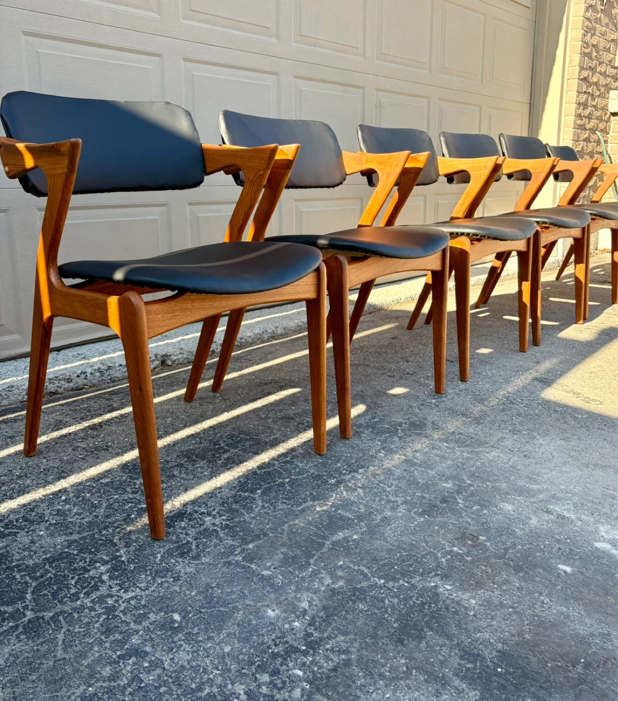 Set of 6 Mid-Century Modern Teak & Black Leather Dining Chairs - photo 4