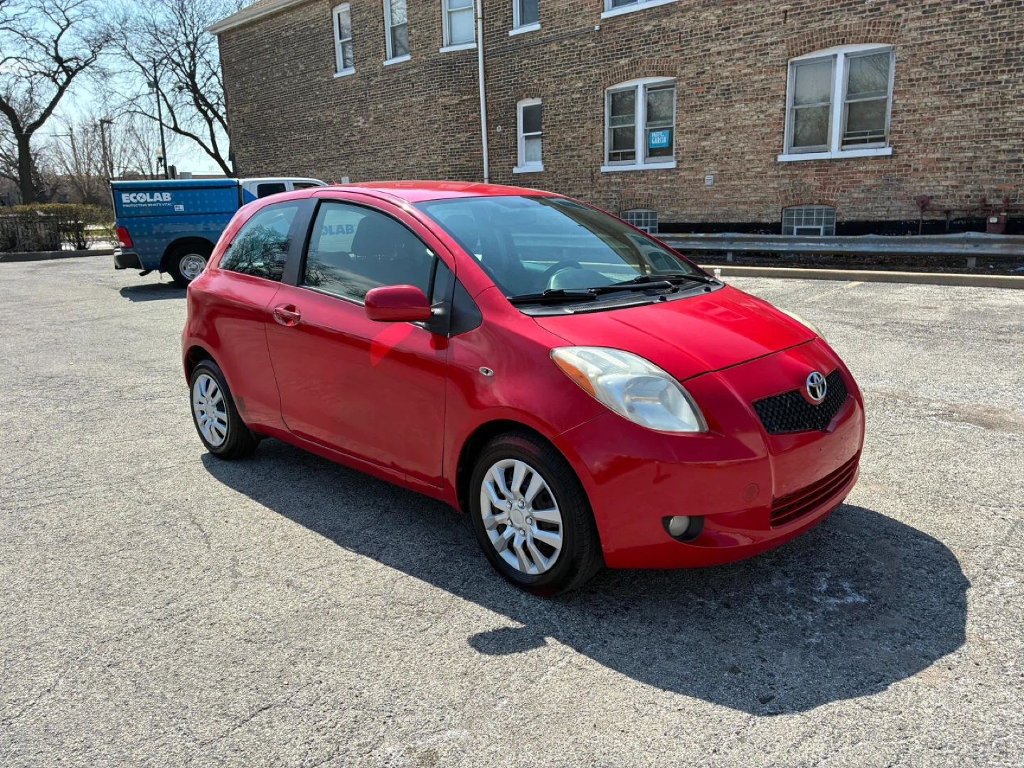 2007 Red Toyota Yaris Hatchback con 122 mil millas