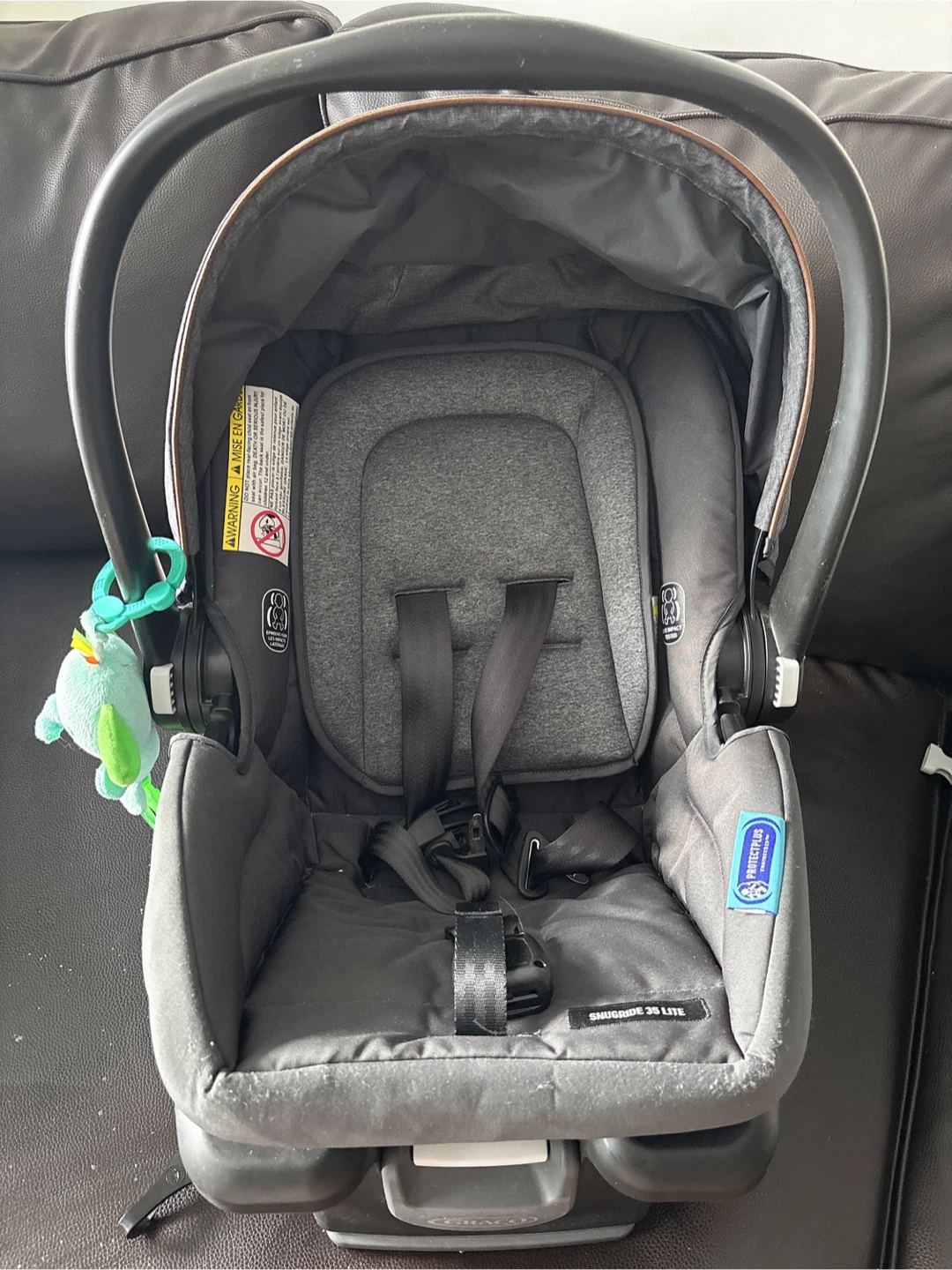 Graco Modes Infant Car Seat, comes  with 2 Covers