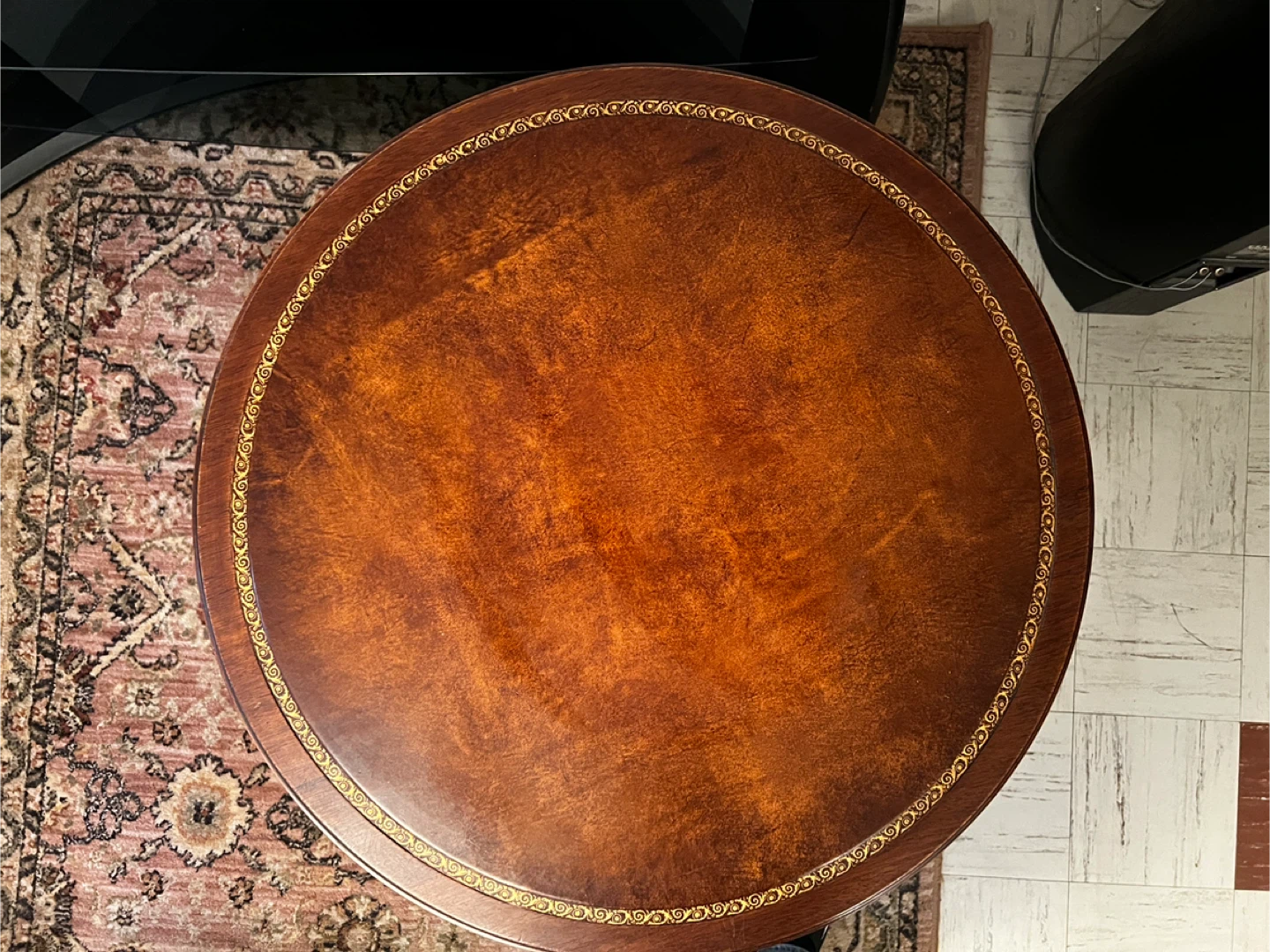 Deilcraft Fine Furniture Round Accent Table