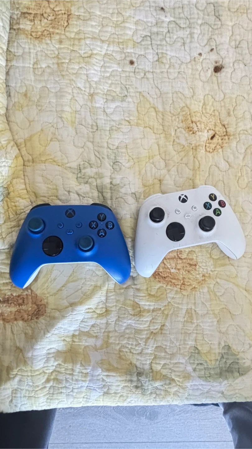 Xbox Series S Console with Two Controllers - photo 2