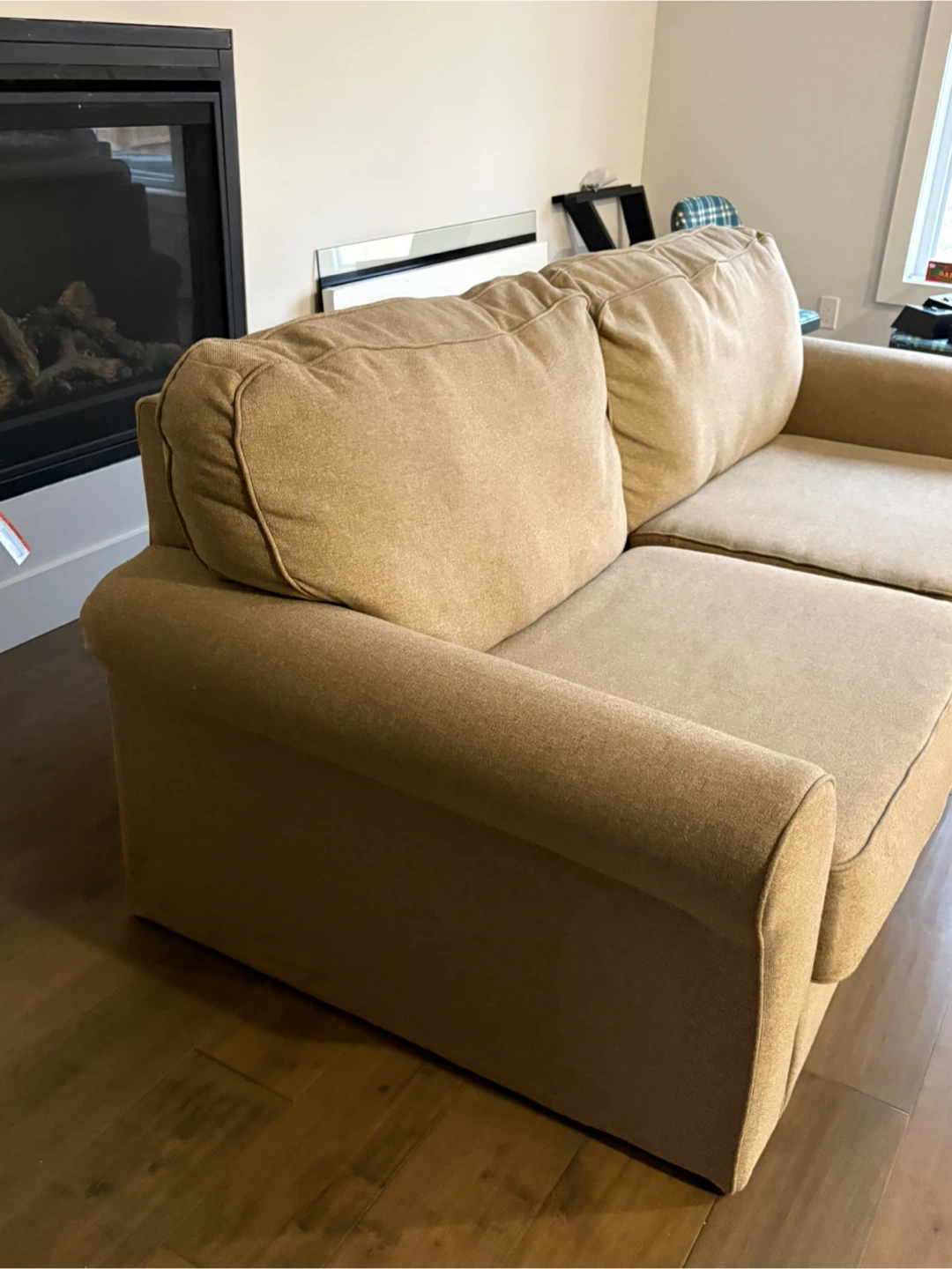 2-seater with solid wood with 2 throw pillows