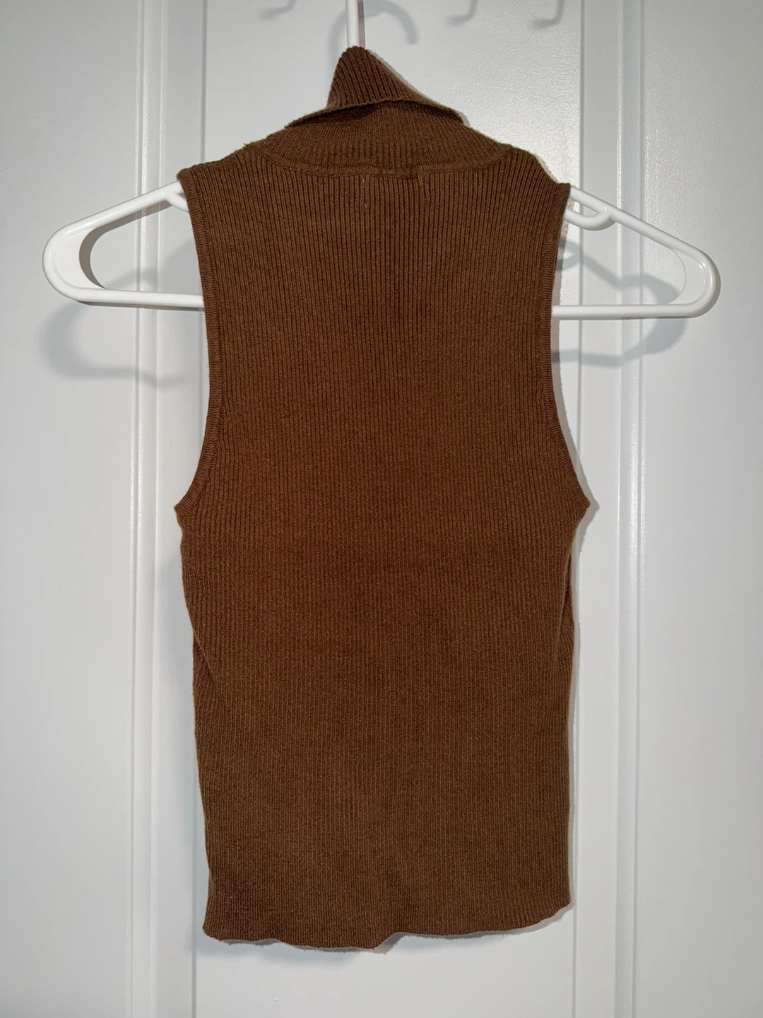 Brown sleeveless turtleneck top - photo 2