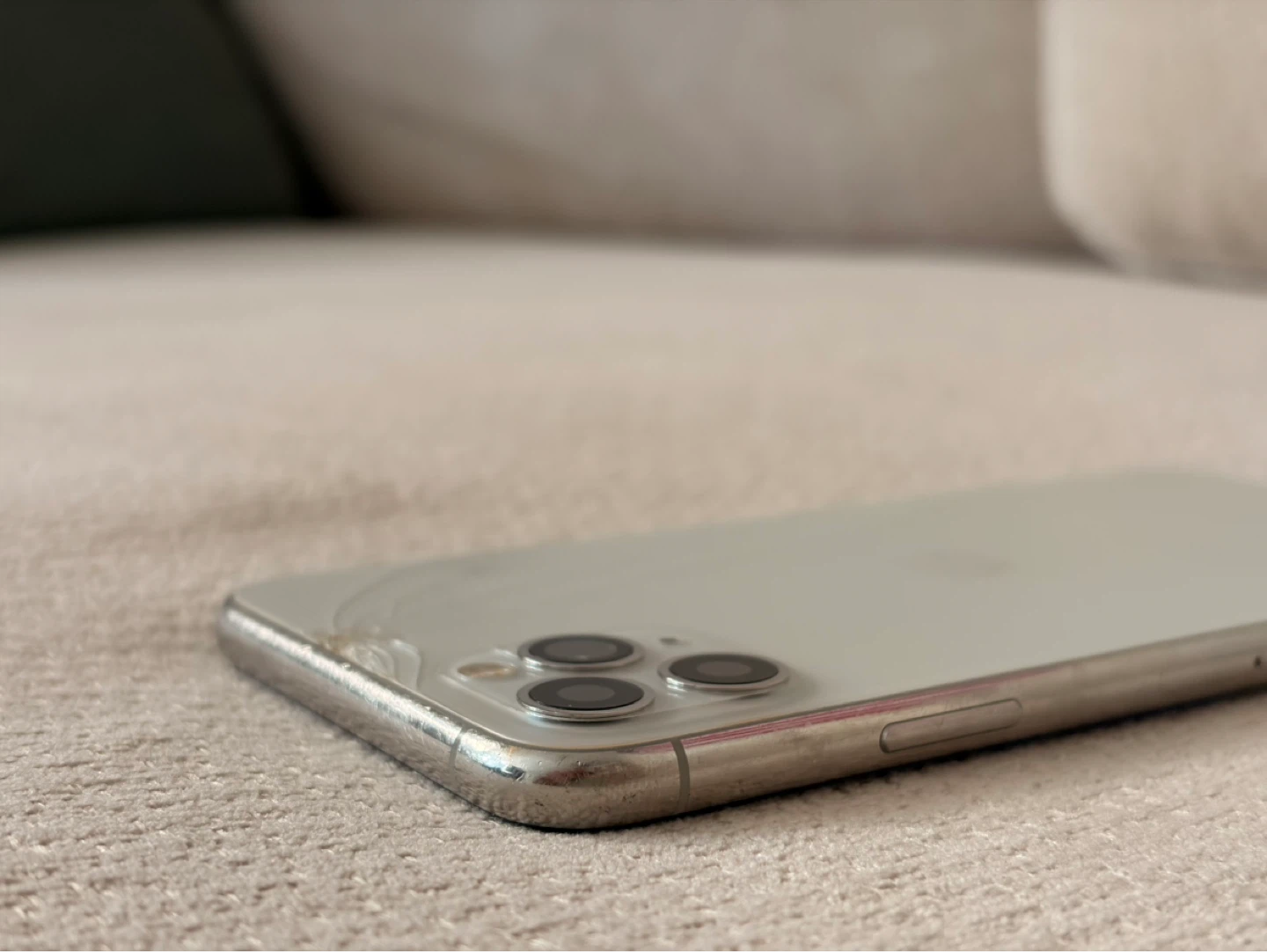 Apple iPhone 11 Pro MAX — Silver / Unlock / 64GB / OS 26.4 - photo 4