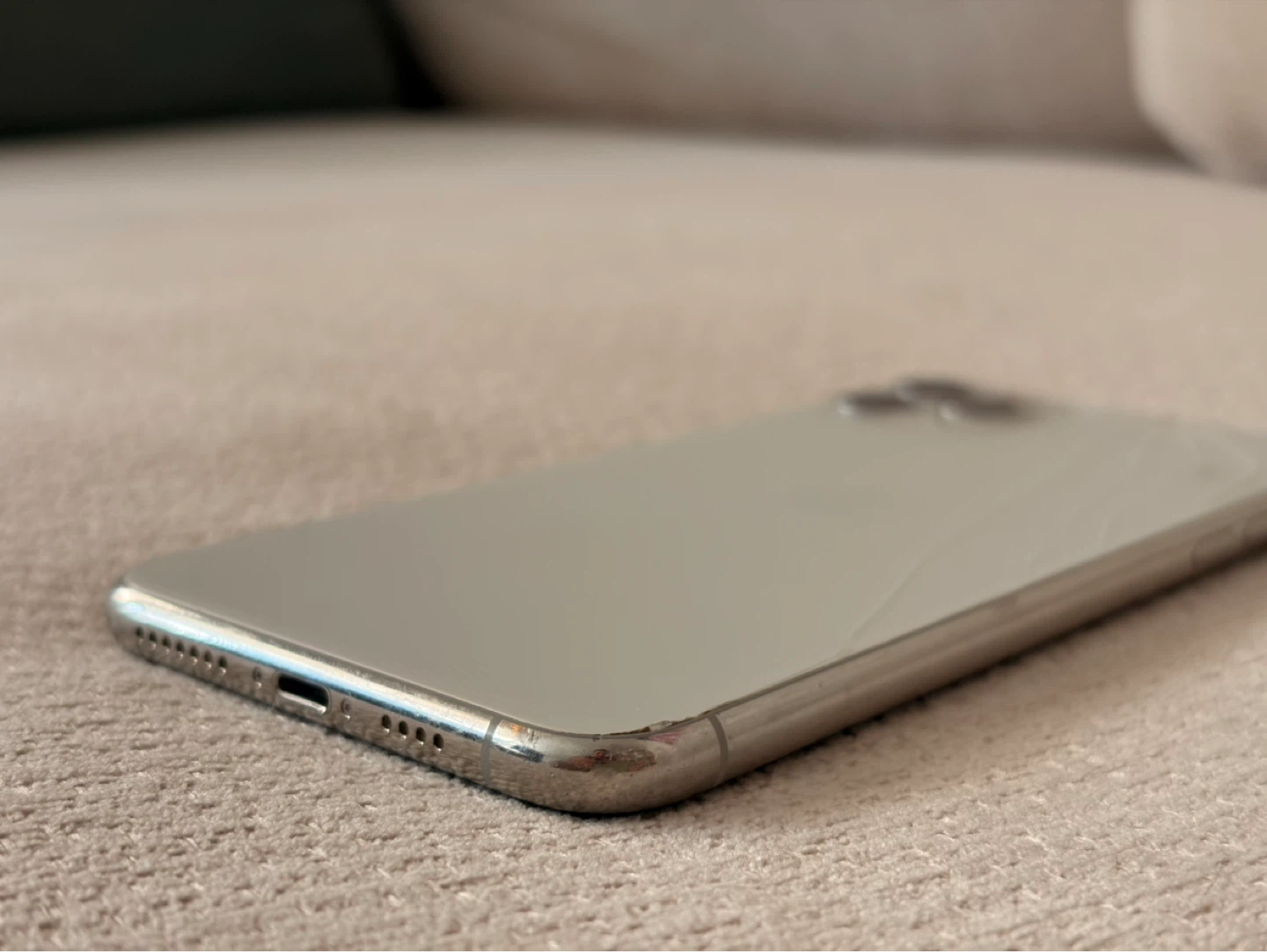 Apple iPhone 11 Pro MAX — Silver / Unlock / 64GB / OS 26.4 - photo 3