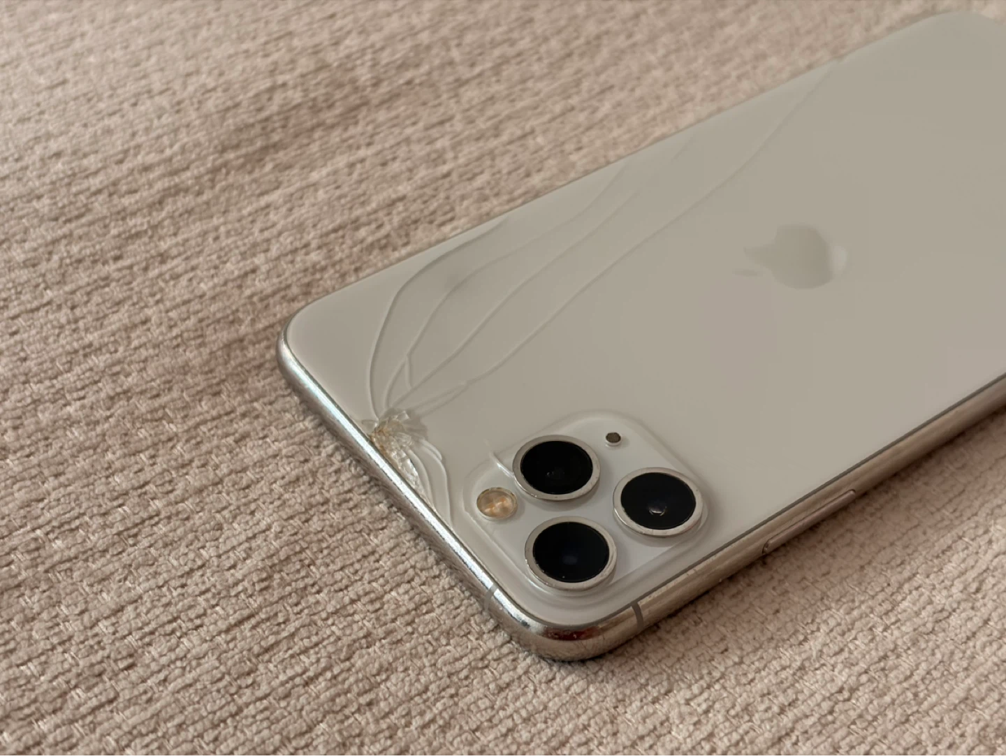 Apple iPhone 11 Pro MAX — Silver / Unlock / 64GB / OS 26.4 - photo 5