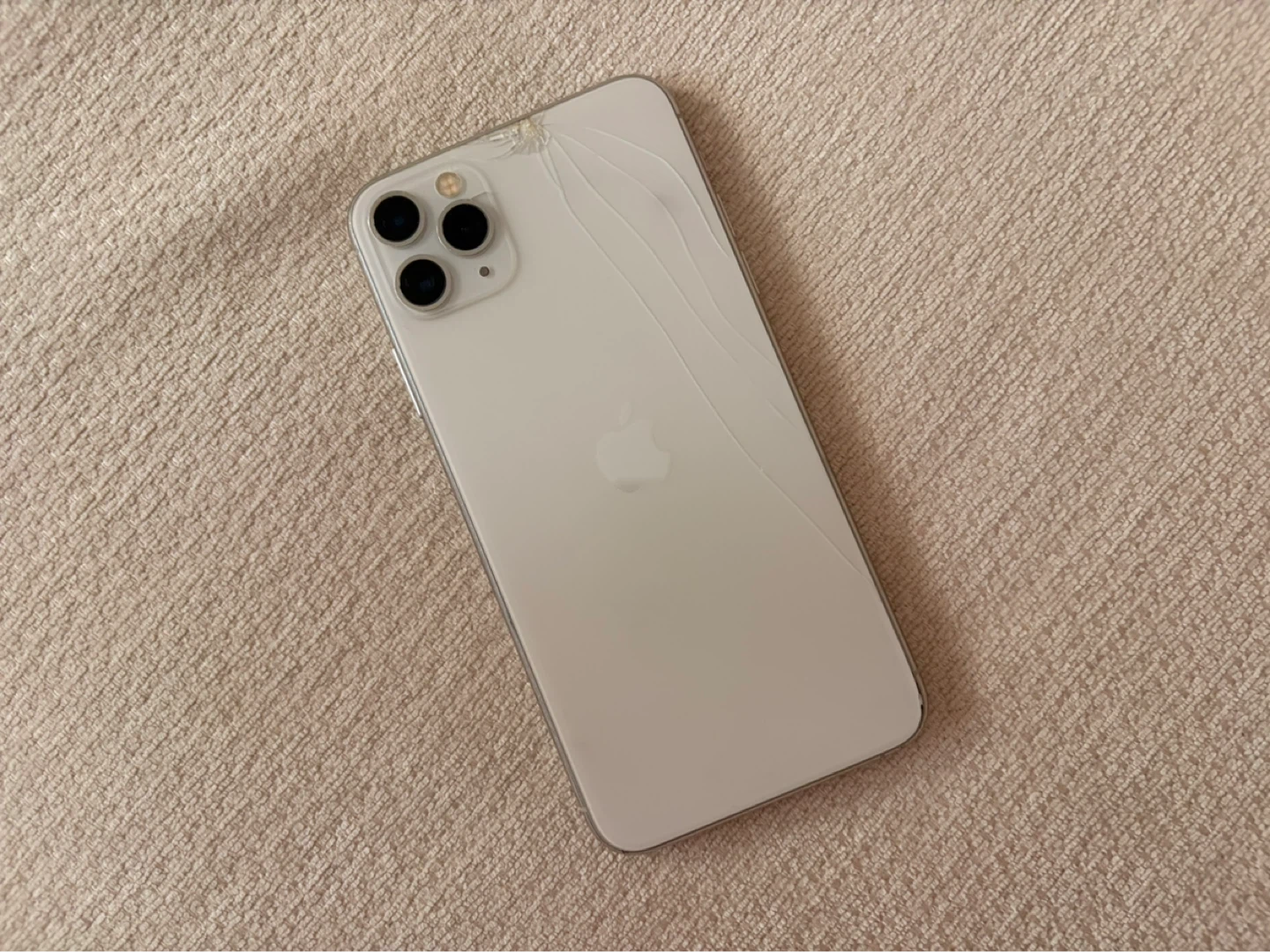 Apple iPhone 11 Pro MAX — Silver / Unlock / 64GB / OS 26.4