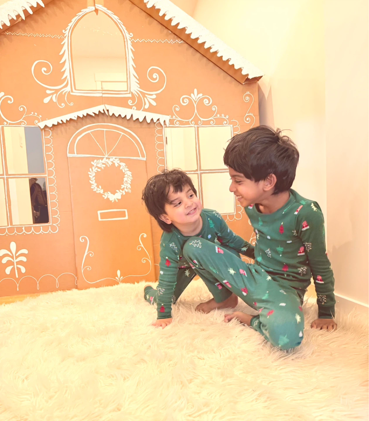 Cardboard Gingerbread House photo prop - photo 5
