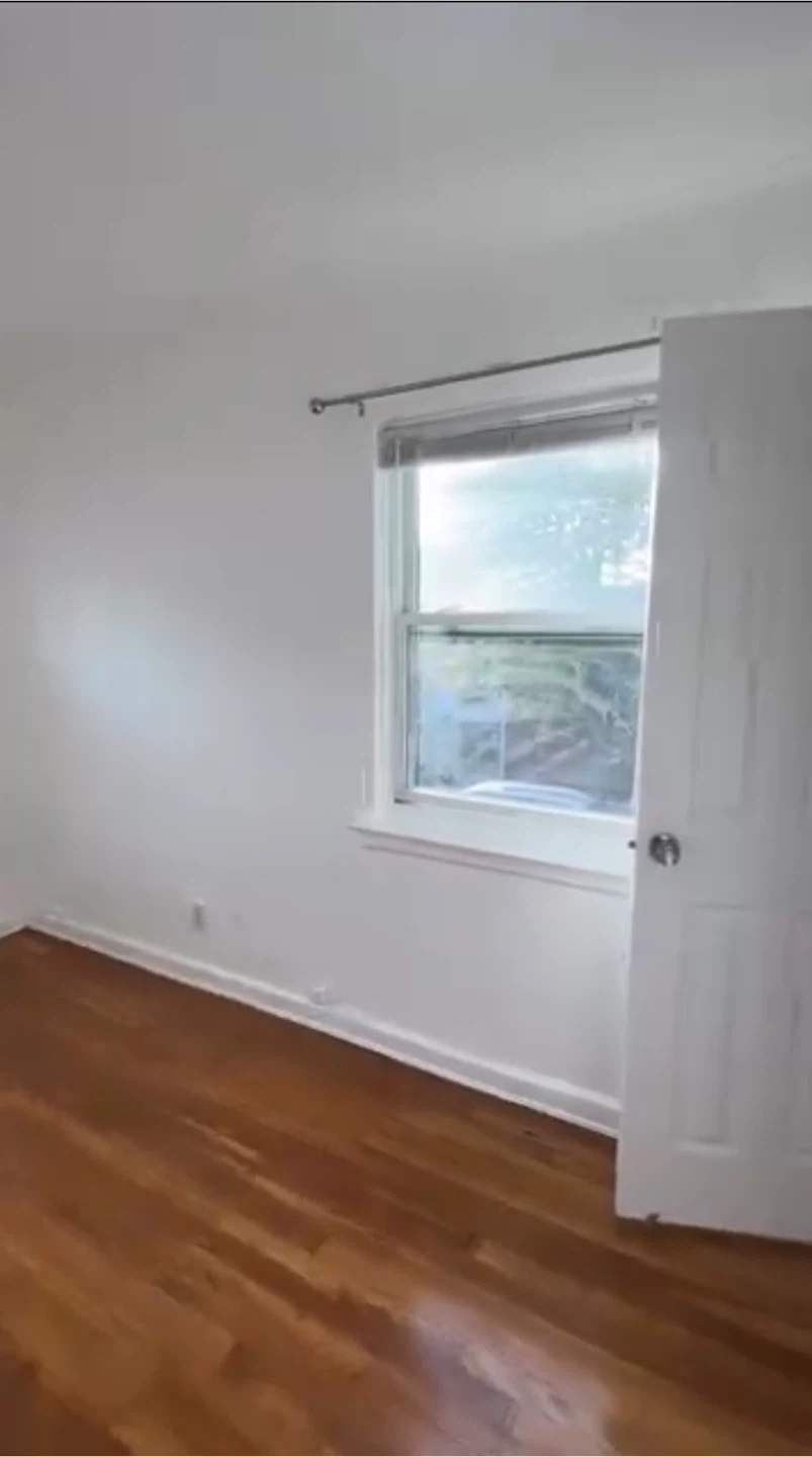 Small Room in Fresh Meadows - photo 2