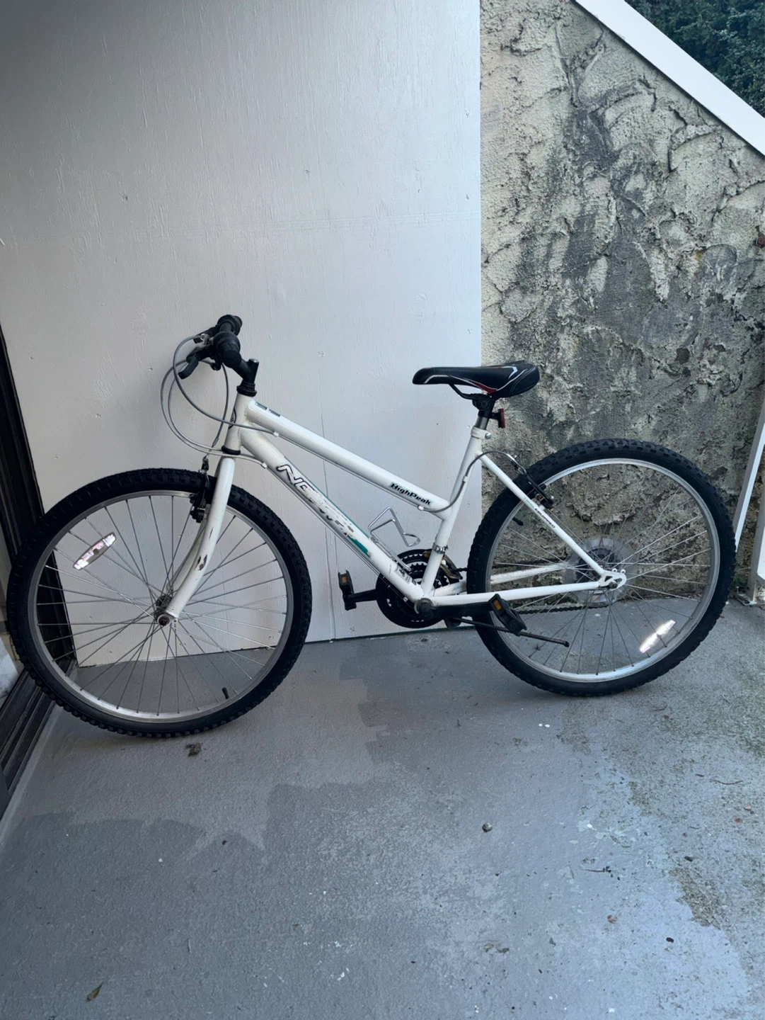 White HighPeak Mountain Bike