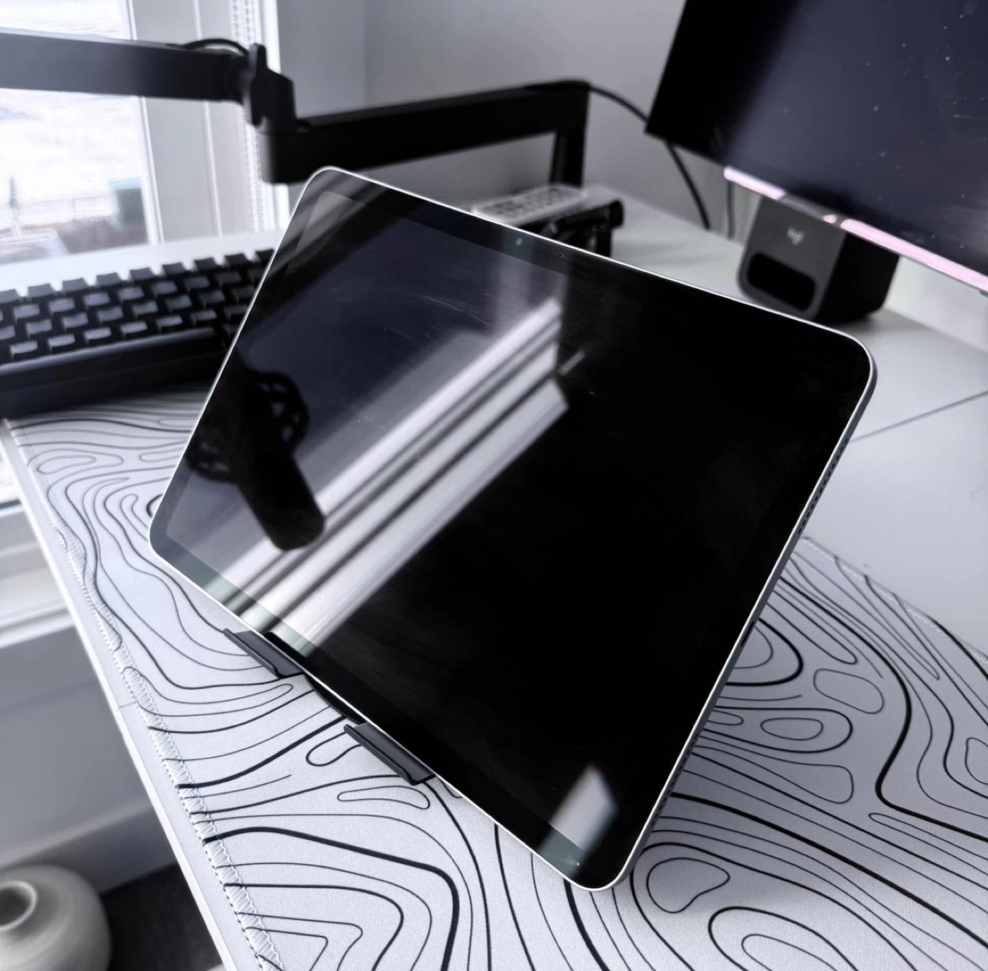ipad Air M3 128GB blue with 360 stand
