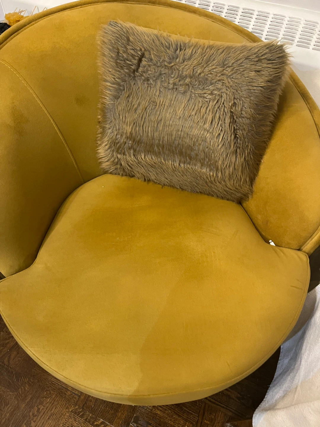 Yellow accents chair🥕