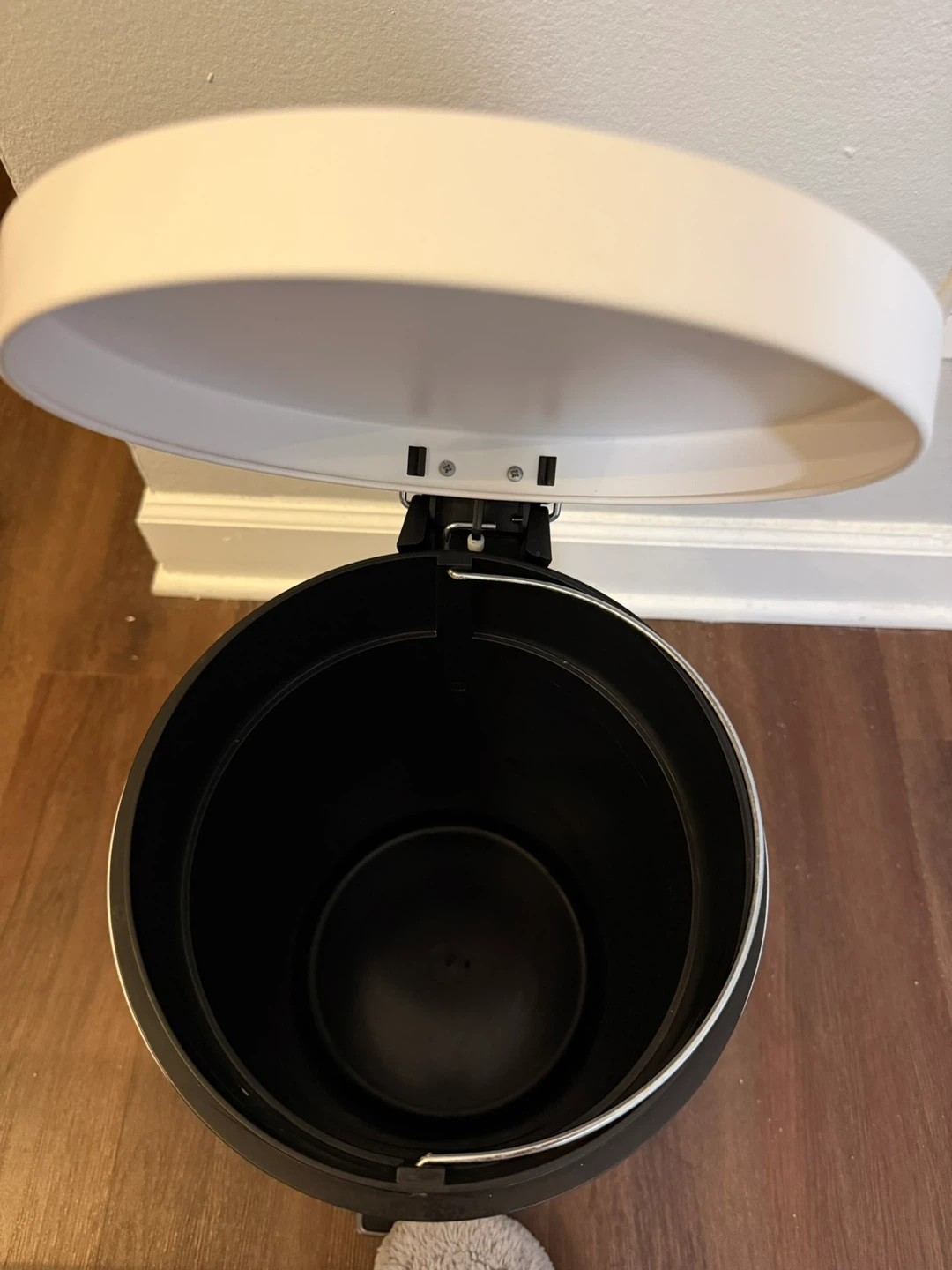 STYLE & HOME White Step Trash Can - photo 3