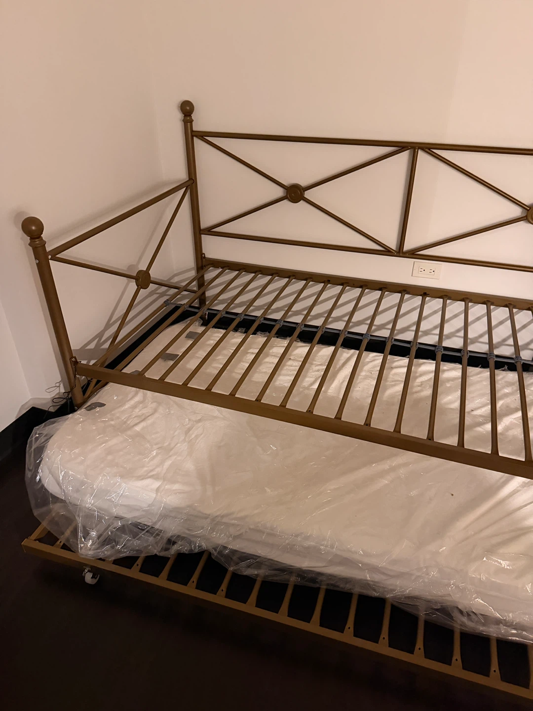 Gold Metal Daybed with Trundle w/ mattress (TWIN)