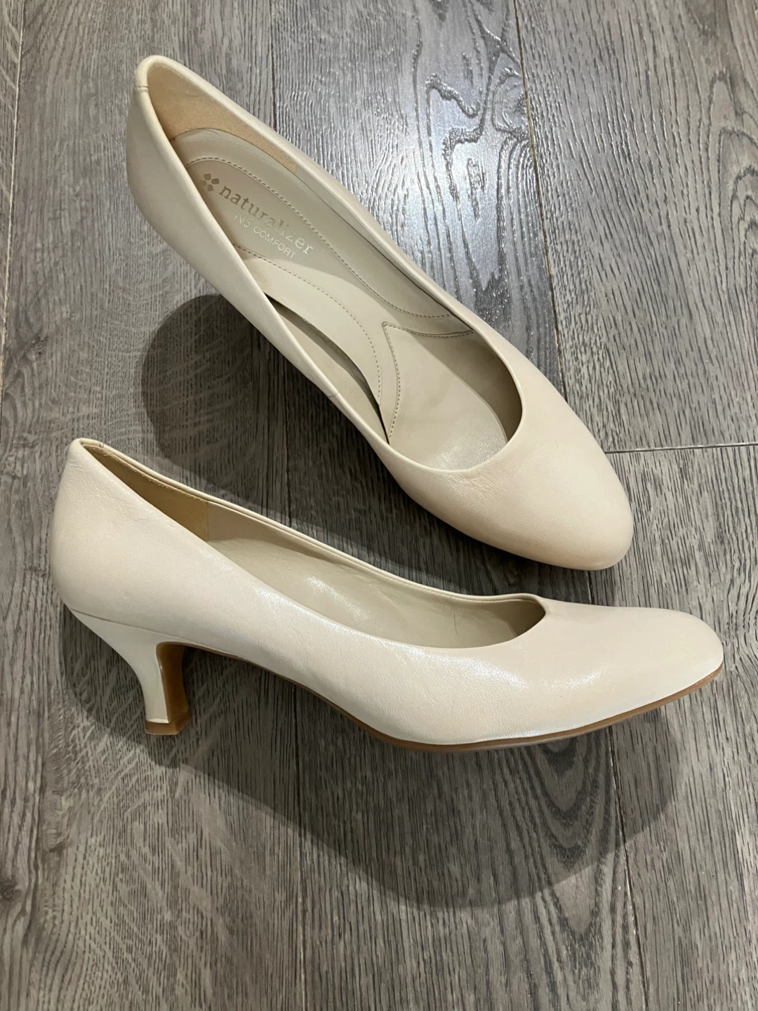 Naturalizer Kitten Heel Pumps - size 9