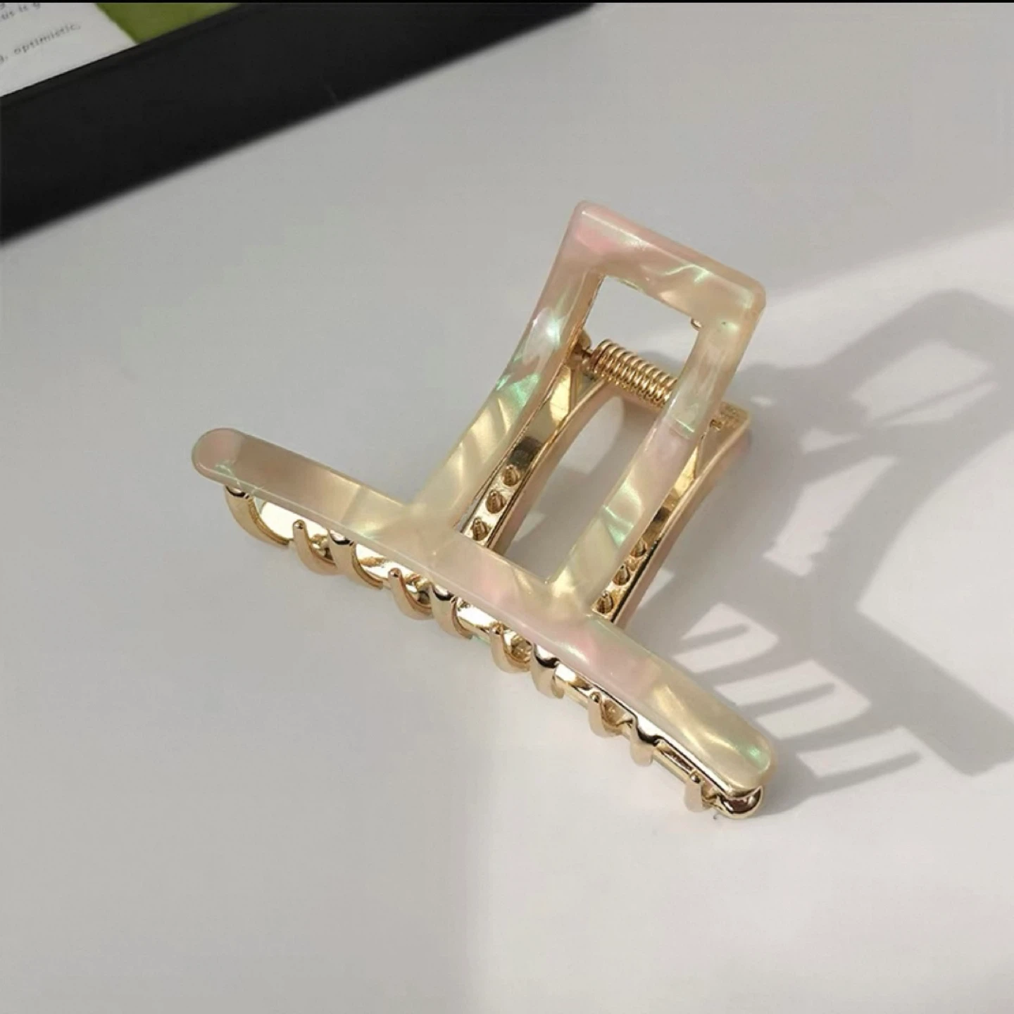 BRAND NEW 🥕 Pearl Swirl Acetate Hair Claw Clip