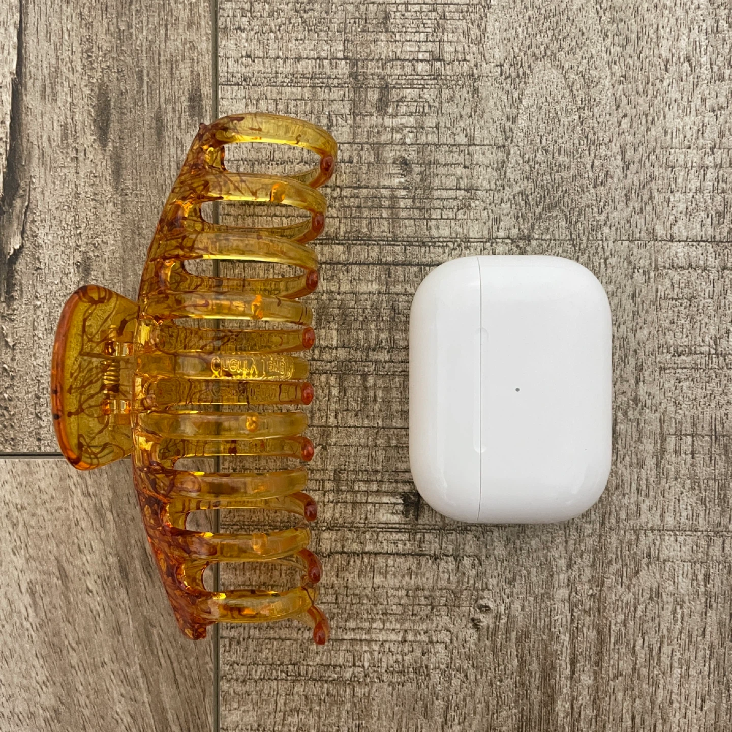 BRAND NEW 🥕 Amber resin claw hair clip