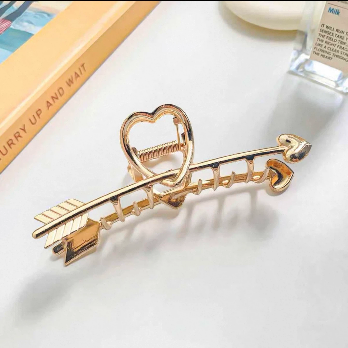 BRAND NEW 🥕 Gold Heart Arrow Claw Clip