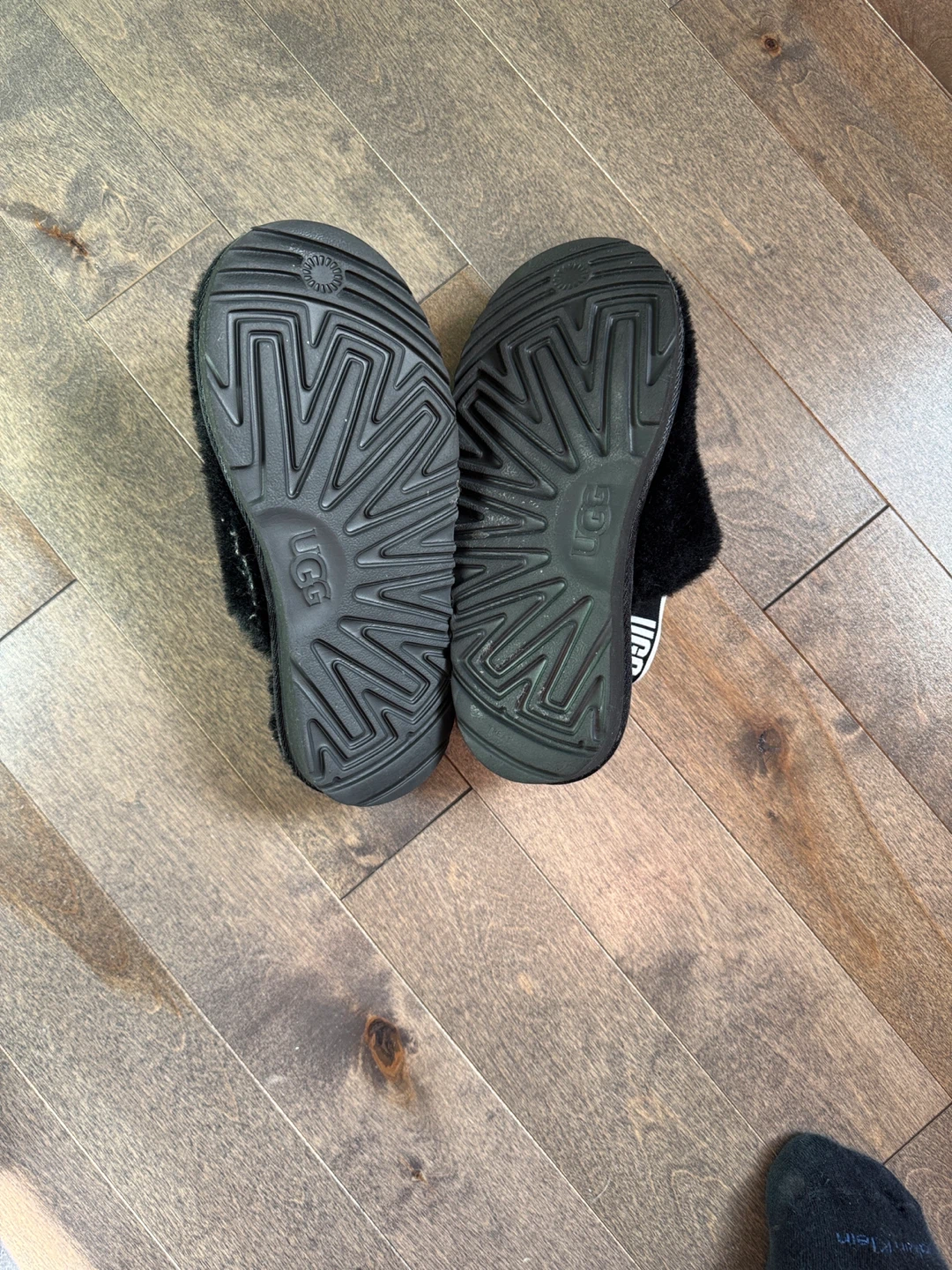 Kids Black UGG Slippers Size 2 - photo 4