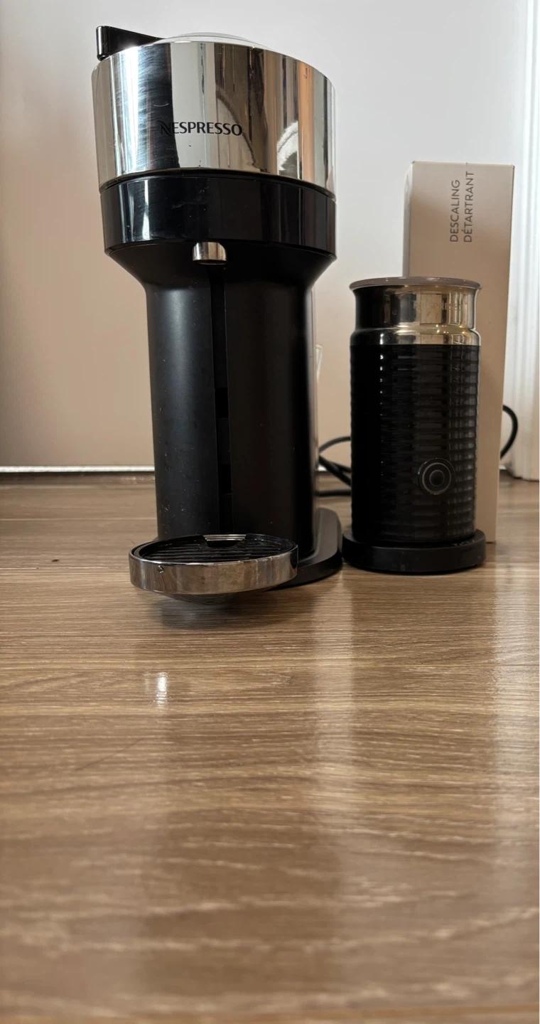 Nespresso Coffee Machine + Milk Frother + descaling kit