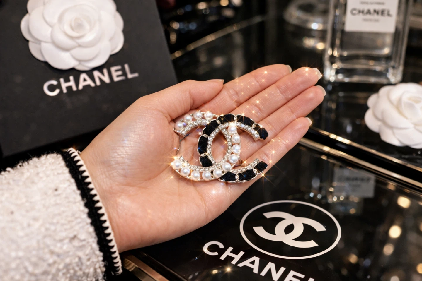 CHANEL CC Pearl Brooch - photo 2