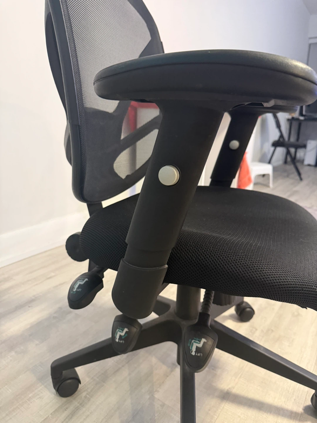 Staples Berwood Mesh Fabric Task Chair - photo 3