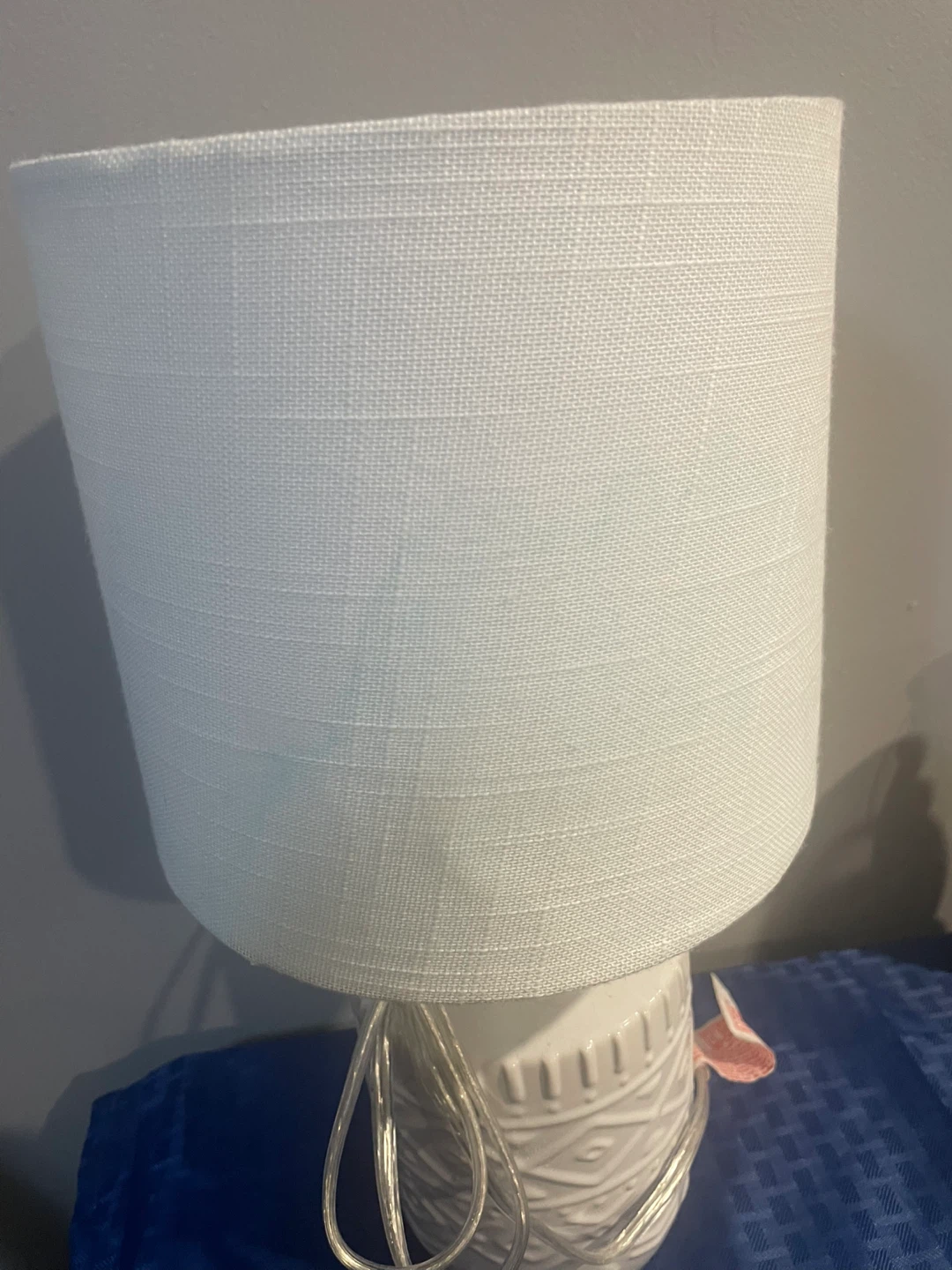 🥕White Table Lamp with Textured Base - photo 2