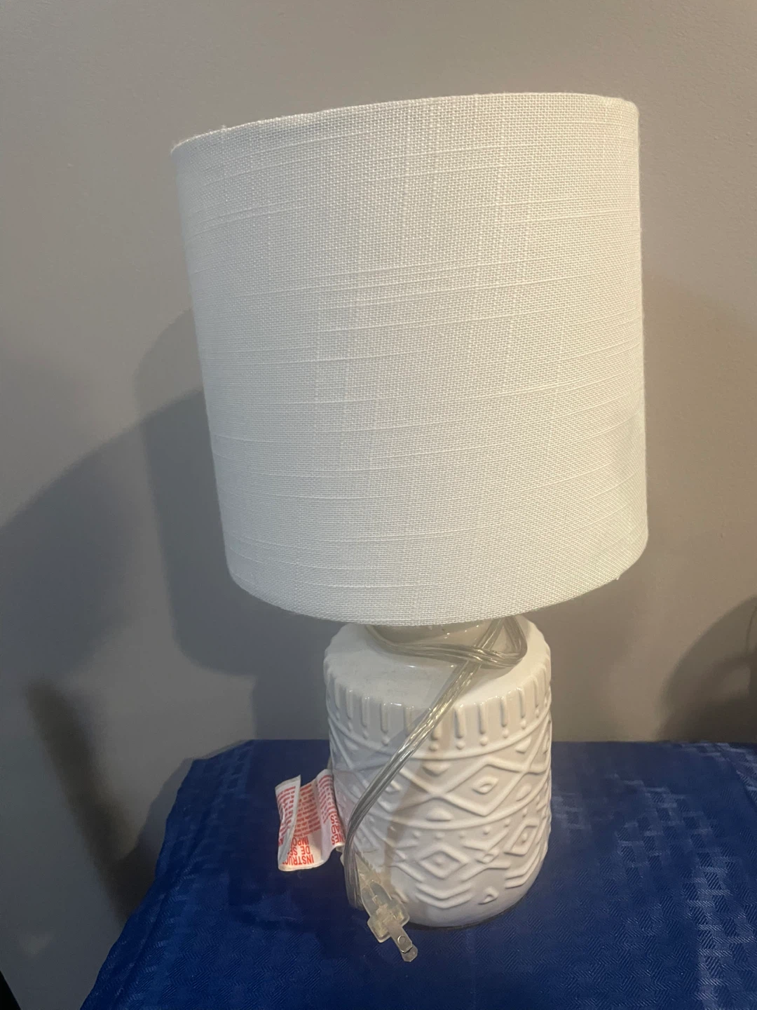 🥕White Table Lamp with Textured Base