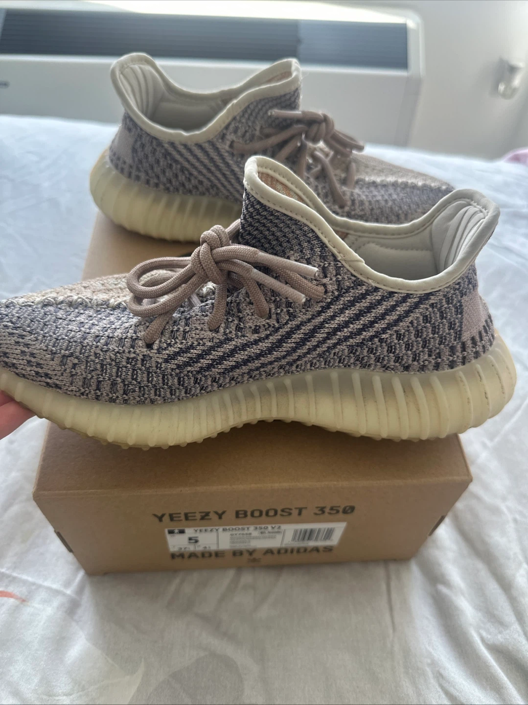 Yeezy Boost 350 V2 in women’s size 6 or men’s size 5 - photo 3