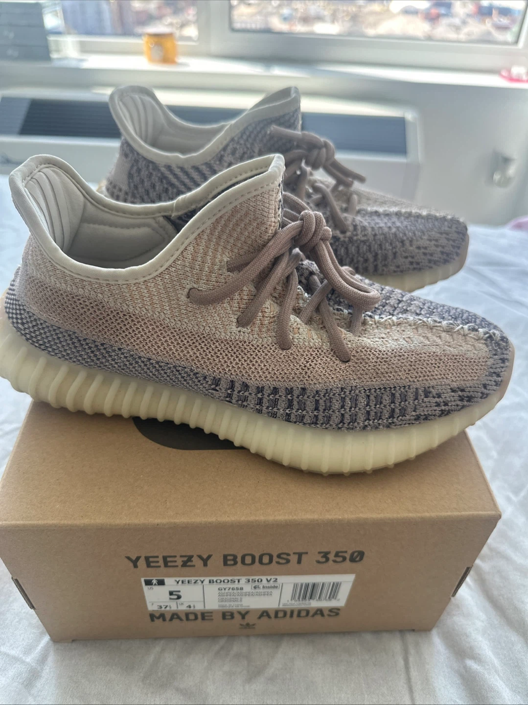 Yeezy Boost 350 V2 in women’s size 6 or men’s size 5 - photo 2