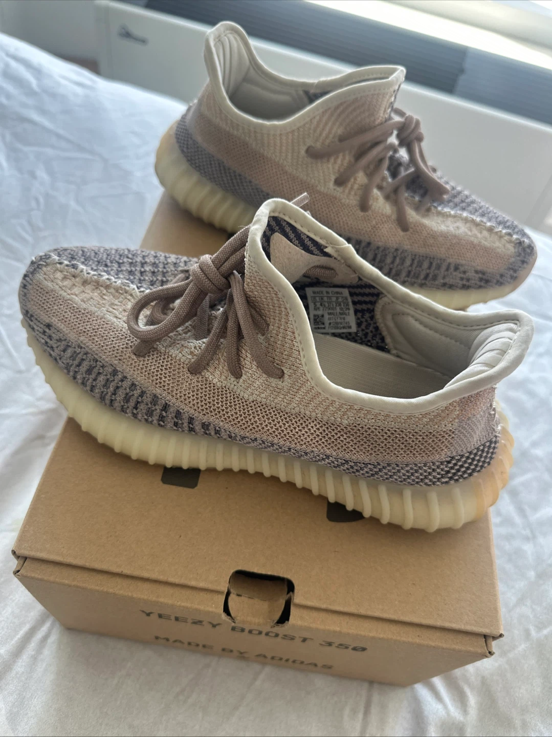 Yeezy Boost 350 V2 in women’s size 6 or men’s size 5 - photo 4