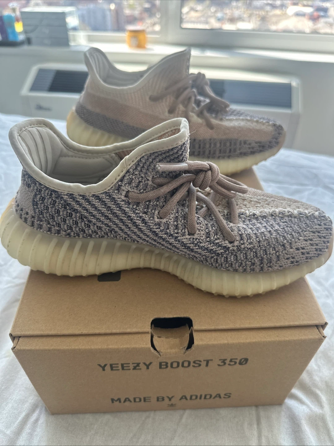 Yeezy Boost 350 V2 in women’s size 6 or men’s size 5 - photo 5