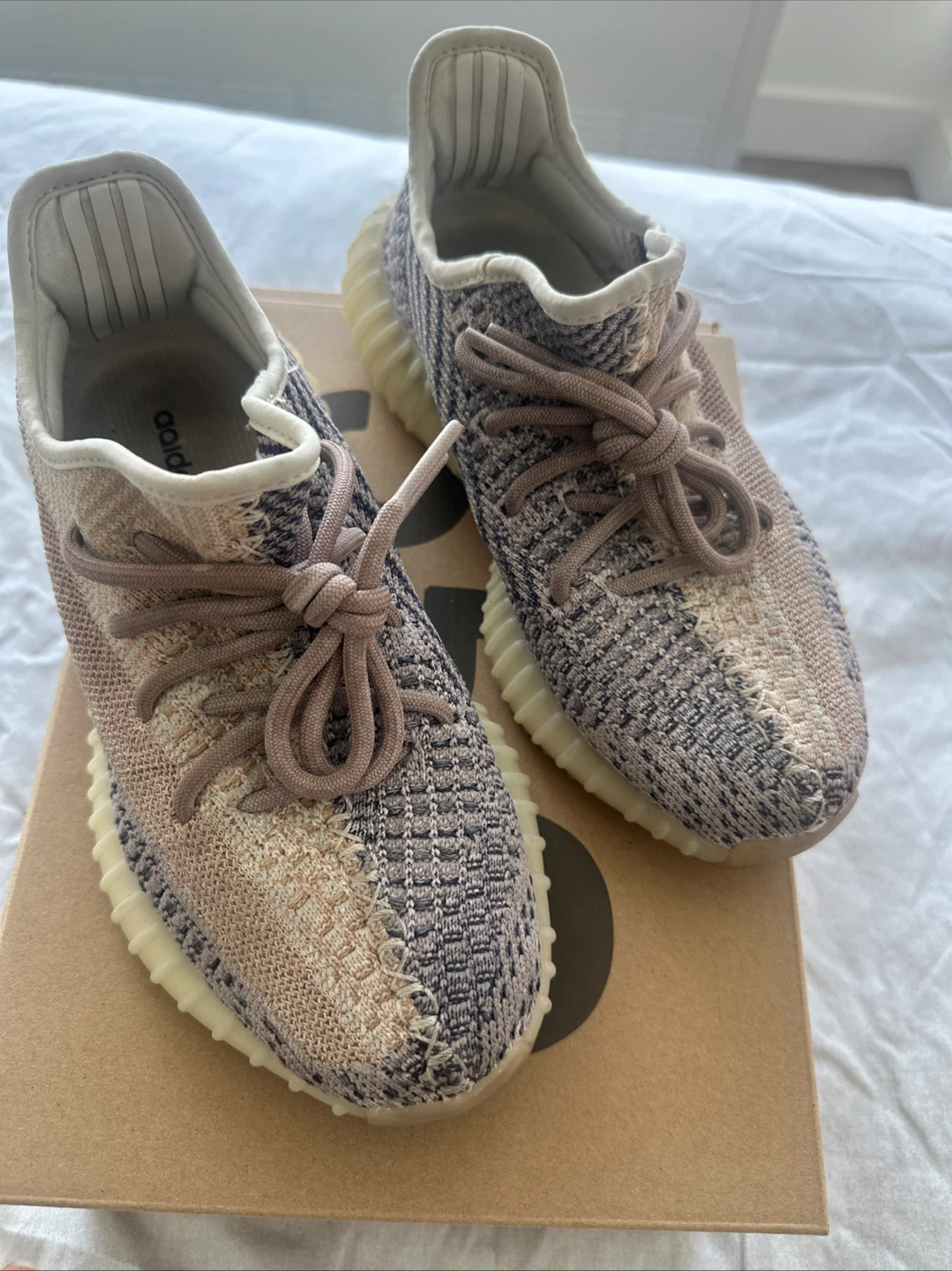 Yeezy Boost 350 V2 in women’s size 6 or men’s size 5
