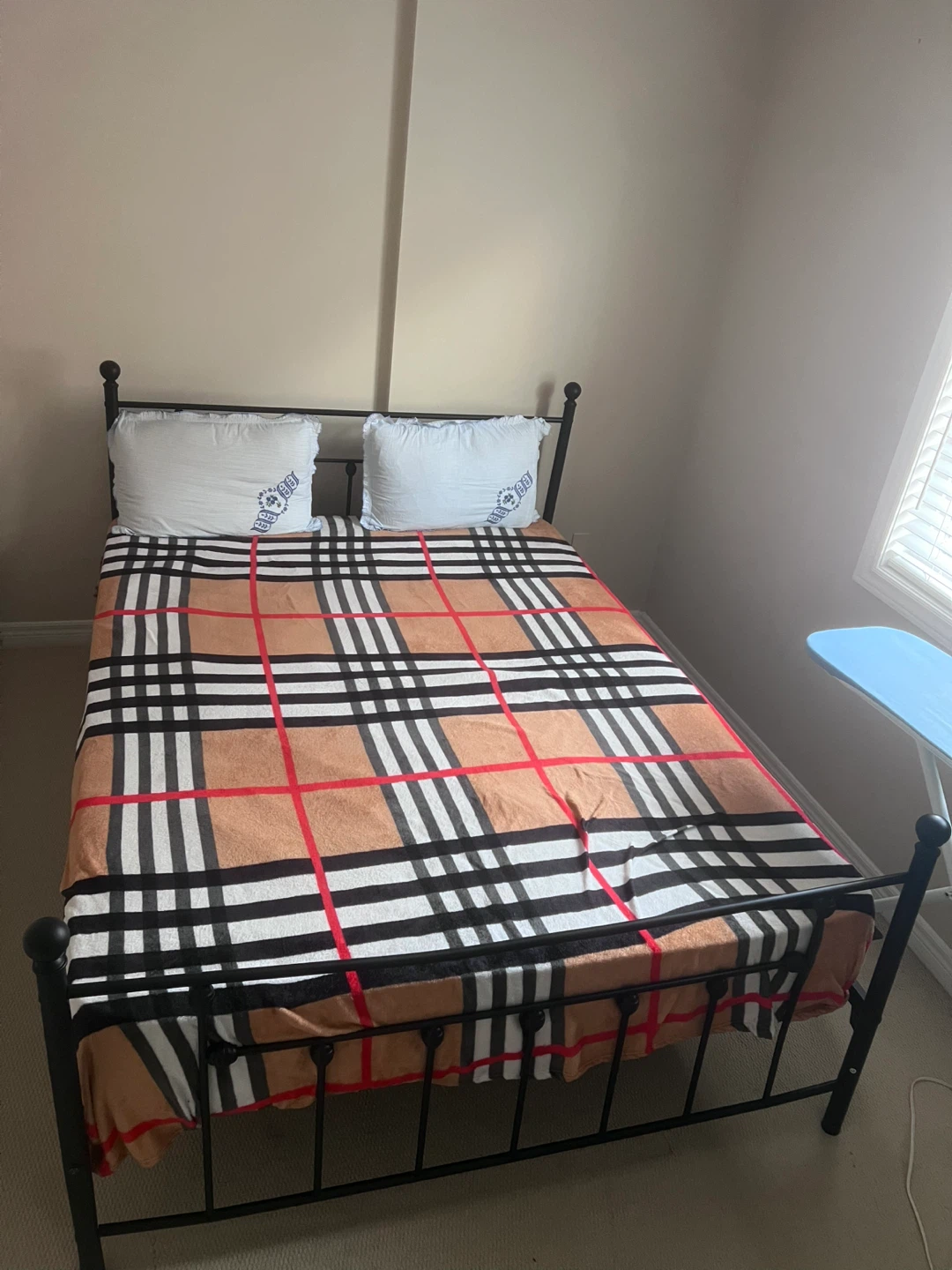 Queen size metel bed frame - photo 2