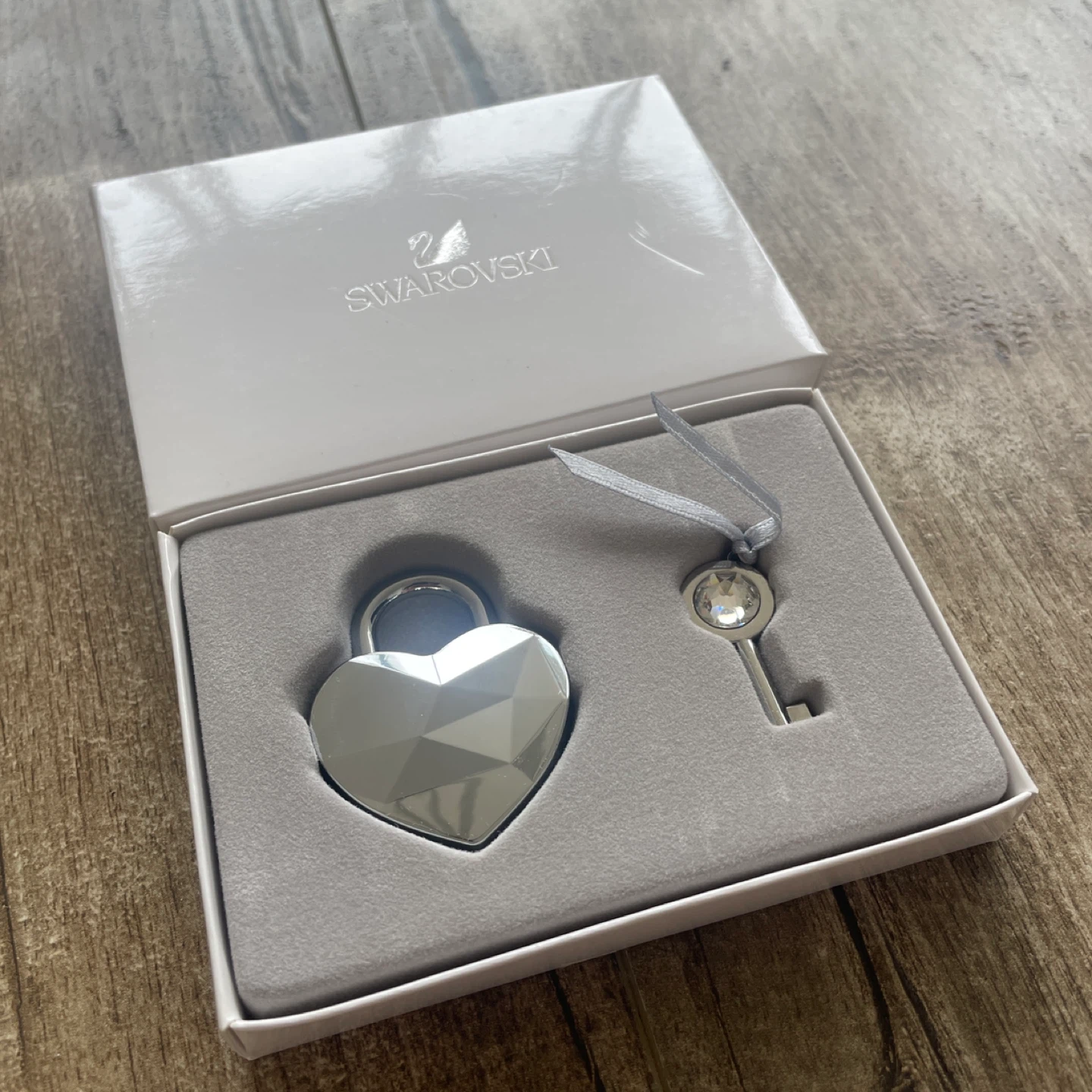 BRAND NEW 🥕 Swarovski Heart Lock and Key Set - photo 3