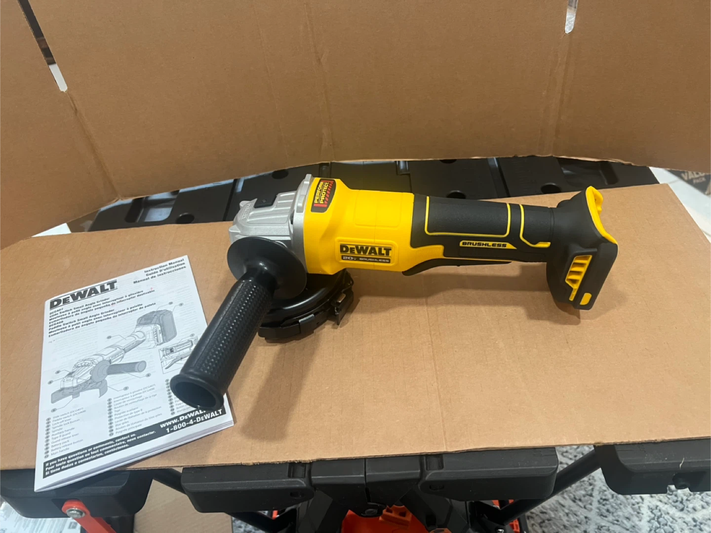 NEW Cordless Grinder: DeWalt DCG408 20V MAX 4-1/2"