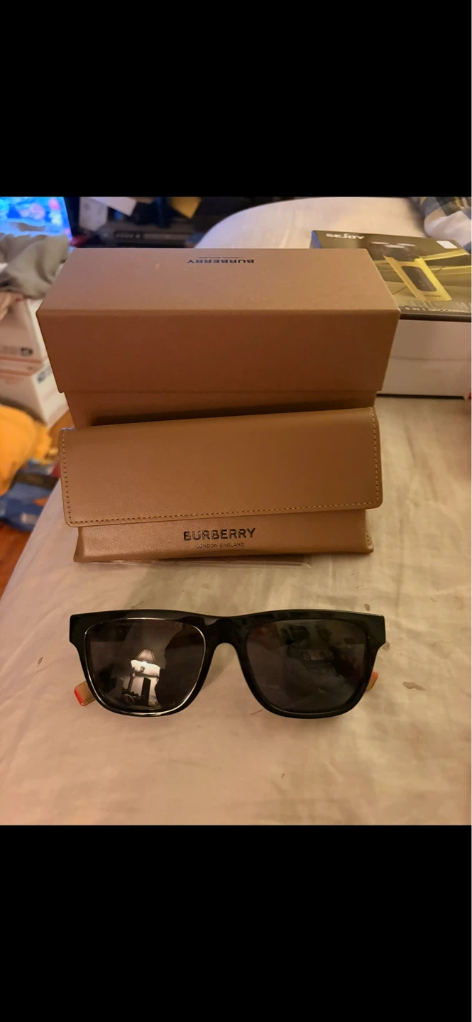 🥕Burberry Sunglasses with Case and Box