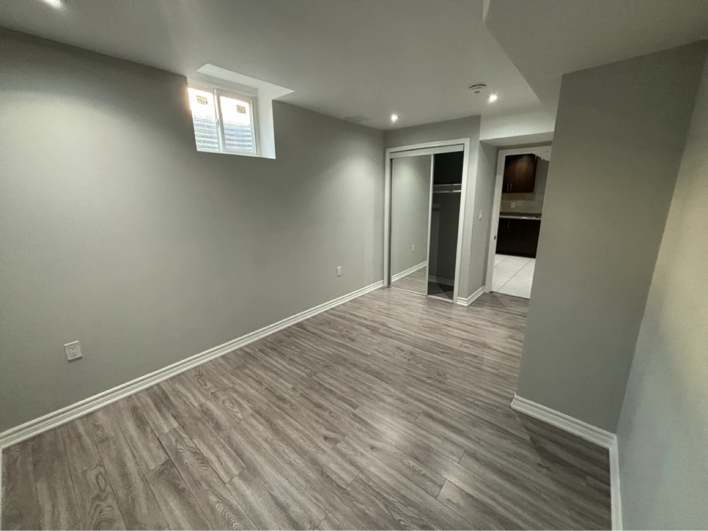 2 bedroom Basement - May 1st - photo 4