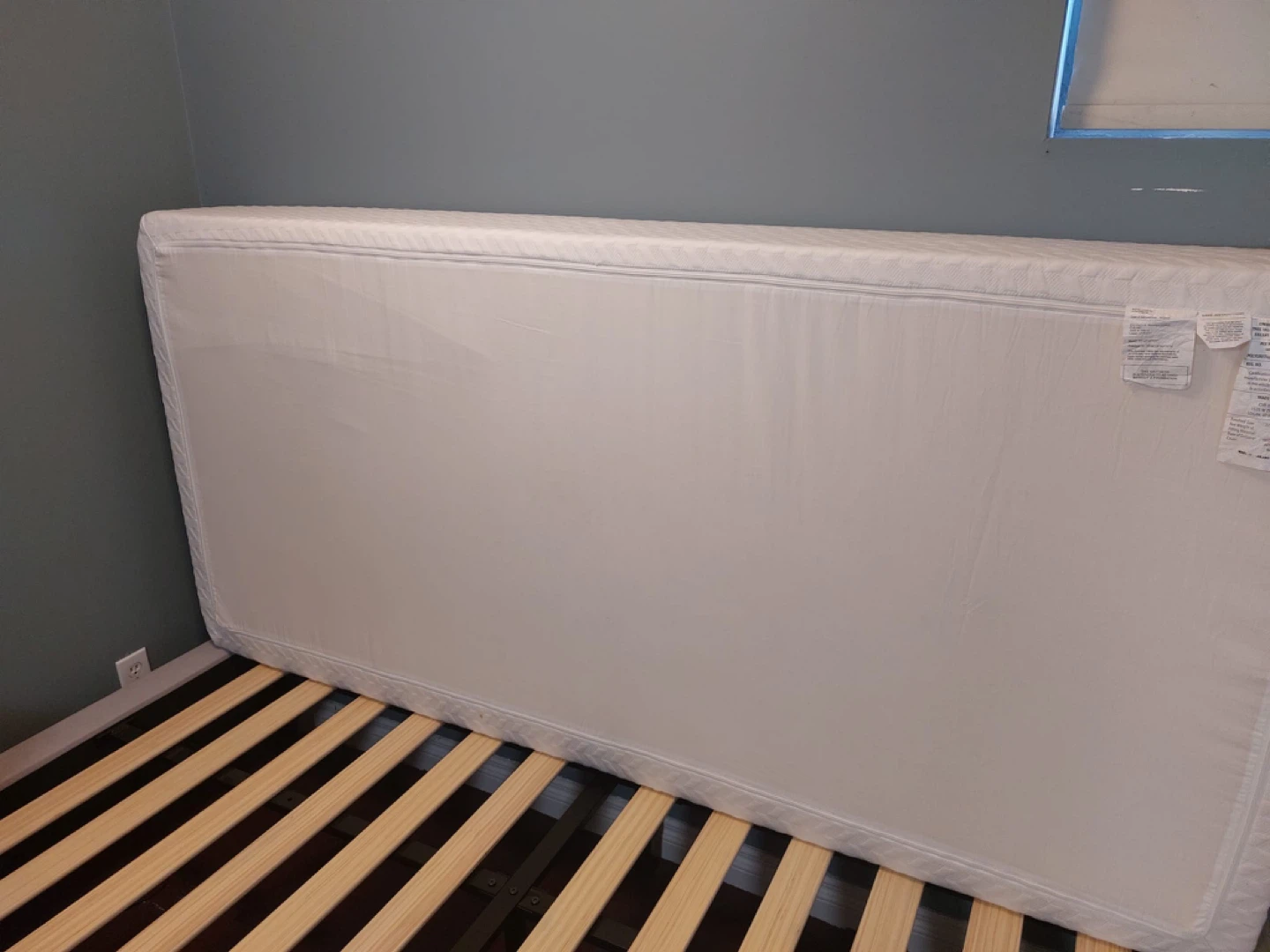 Bed with mattress - photo 3