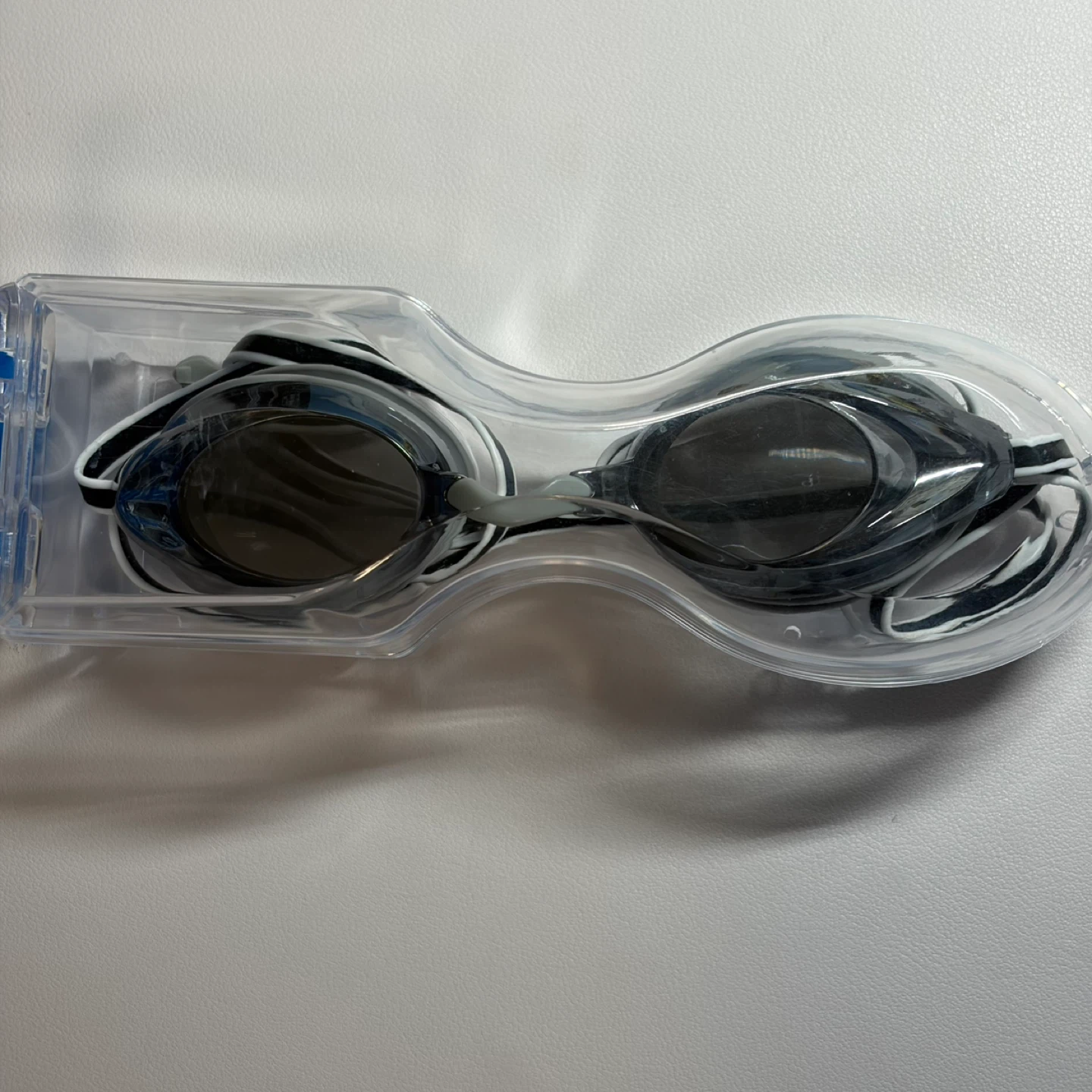 Swimming goggles