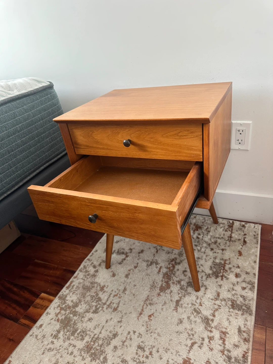 Mid-Century Modern Nightstand (2 Drawers) – George Oliver - photo 3