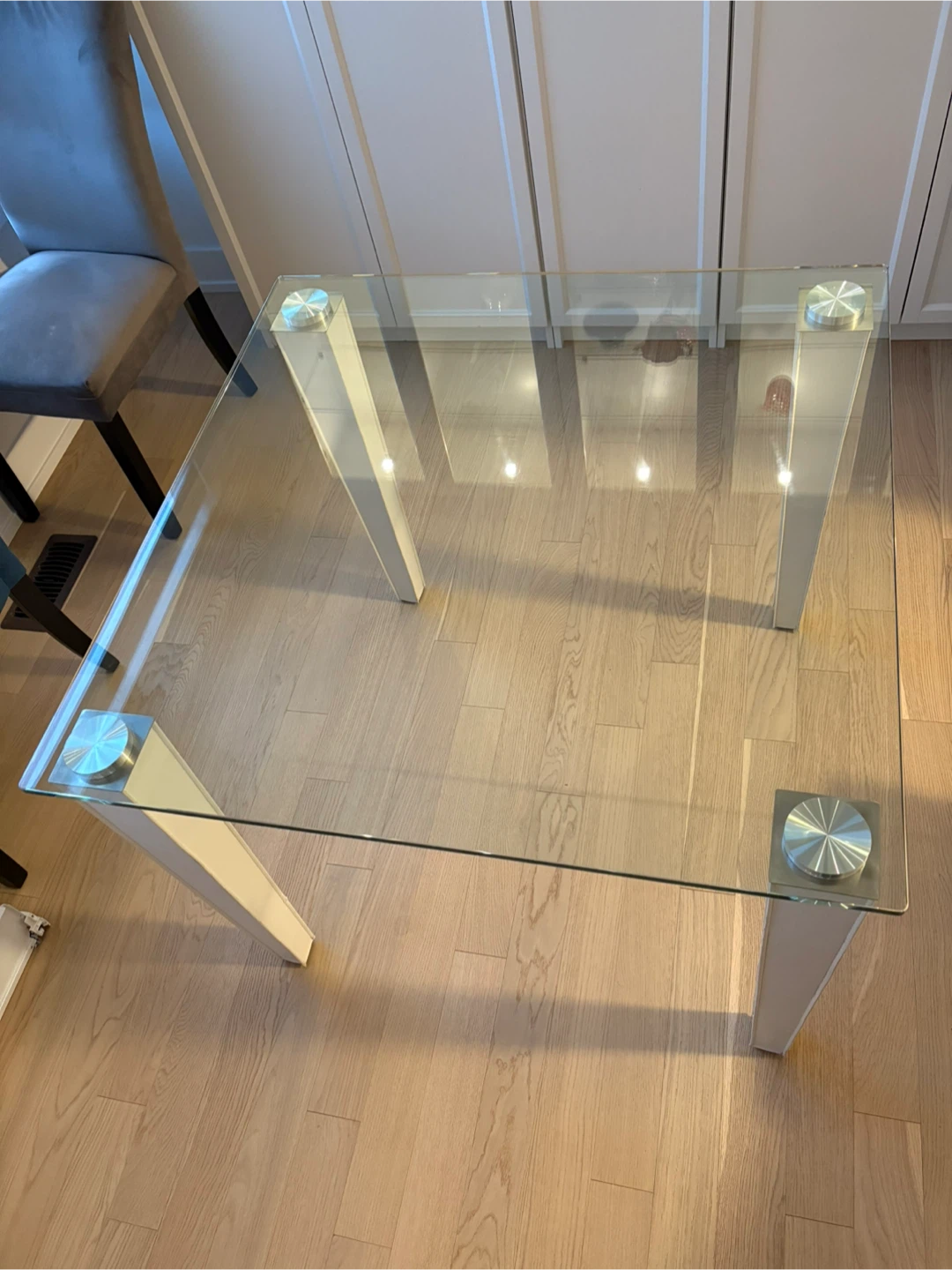 Glass top side table with white legs - photo 2