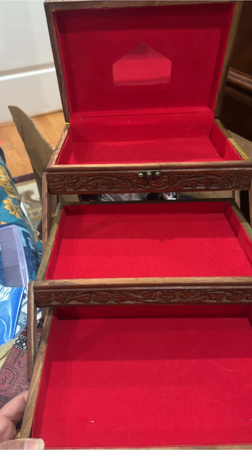 Vintage Carved Wooden Jewellery Box with Red Lining - photo 3