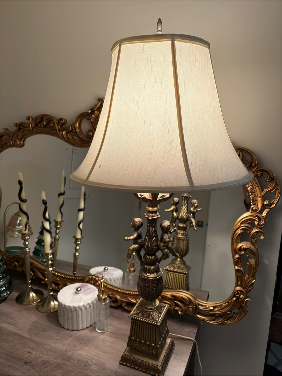 Ornate Cherub Table Lamp with Vintage Style - photo 3