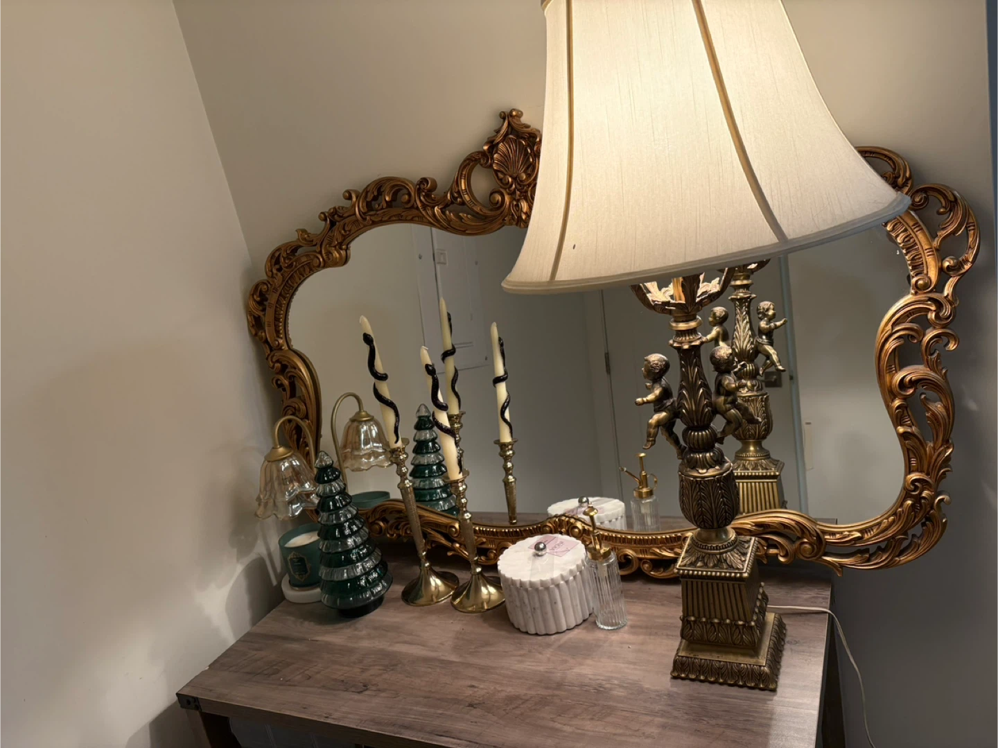 Ornate Cherub Table Lamp with Vintage Style - photo 4