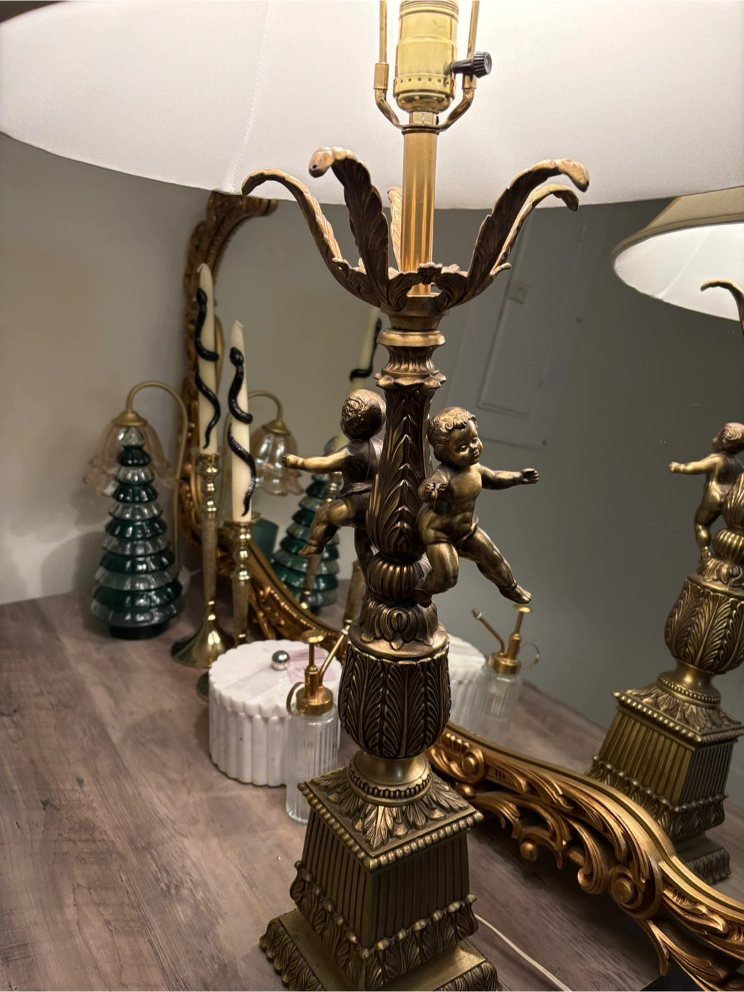 Ornate Cherub Table Lamp with Vintage Style - photo 2