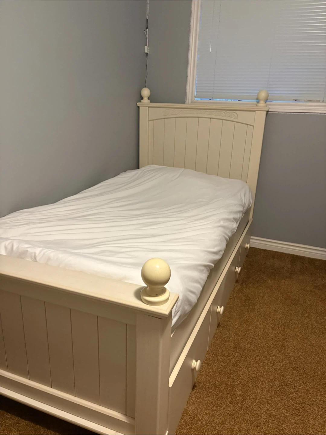 Bedroom set. Cream coloured dresser and mirror set - photo 5