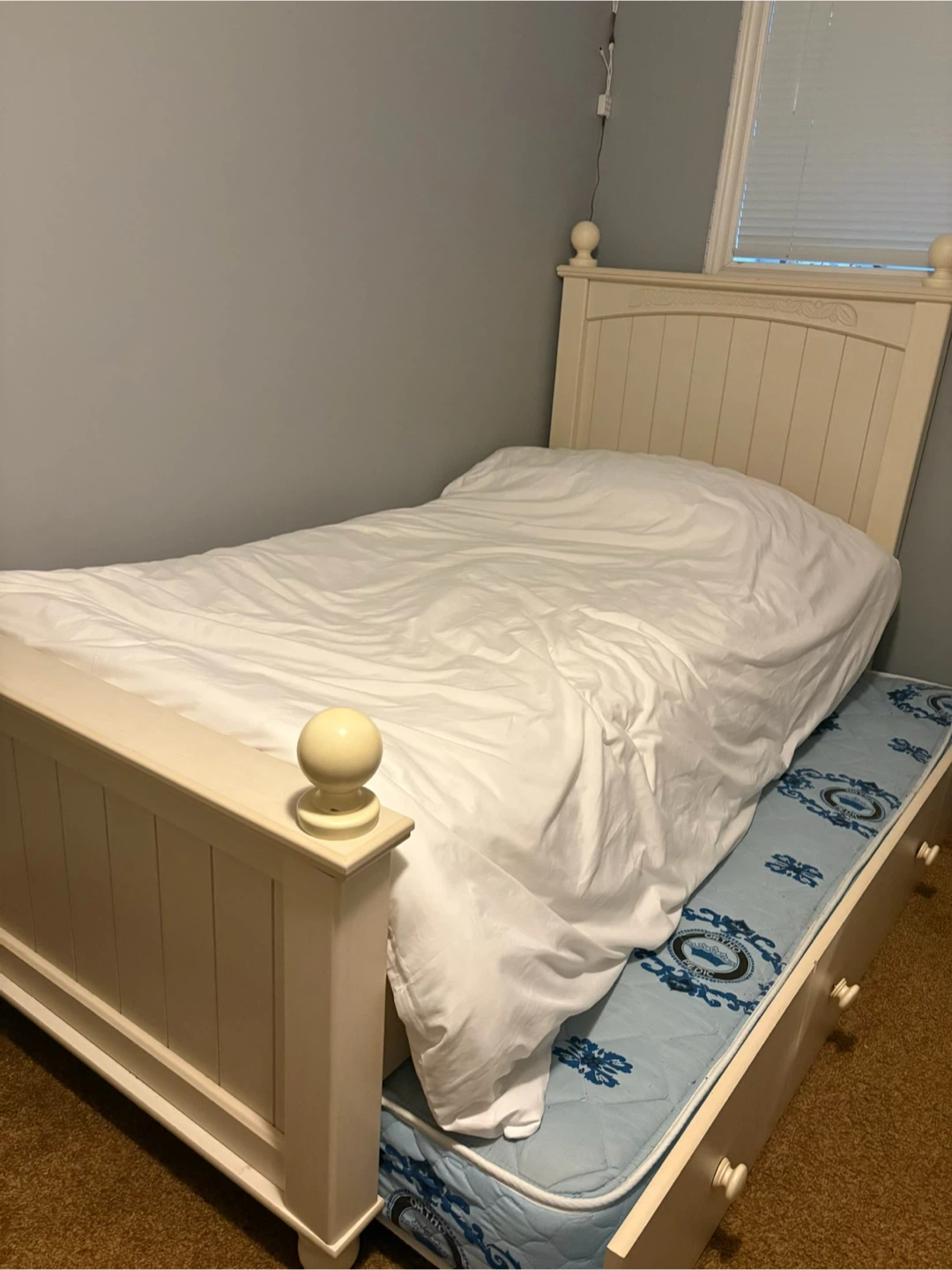Bedroom set. Cream coloured dresser and mirror set - photo 4